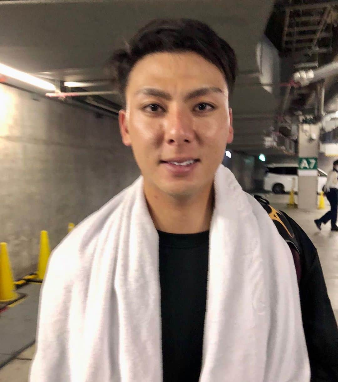 東北楽天ゴールデンイーグルスさんのインスタグラム写真 - (東北楽天ゴールデンイーグルスInstagram)「⚾️  ⚾️B 1-9 E⚾️ 田中将大選手の好投と12安打9得点の猛攻で快勝‼️‼️ 先発の田中将大選手は8回101球5安打1失点で6勝目👏🏼👏🏼 9回は高田孝一選手が1回無失点⚾️ 打っては今日が誕生日の小郷選手が6号ソロなど2安打1打点🎉 村林選手は2号3ランを含む3安打3打点の大活躍🔥 さらに鈴木大地選手が1安打2打点✌🏼 浅村選手、岡島選手、炭谷選手が1安打1打点👍🏼  #鷲が掴む #rakuteneagles #小郷裕哉  #村林一輝  #鈴木大地 #炭谷銀仁朗」8月3日 21時59分 - rakuten_eagles