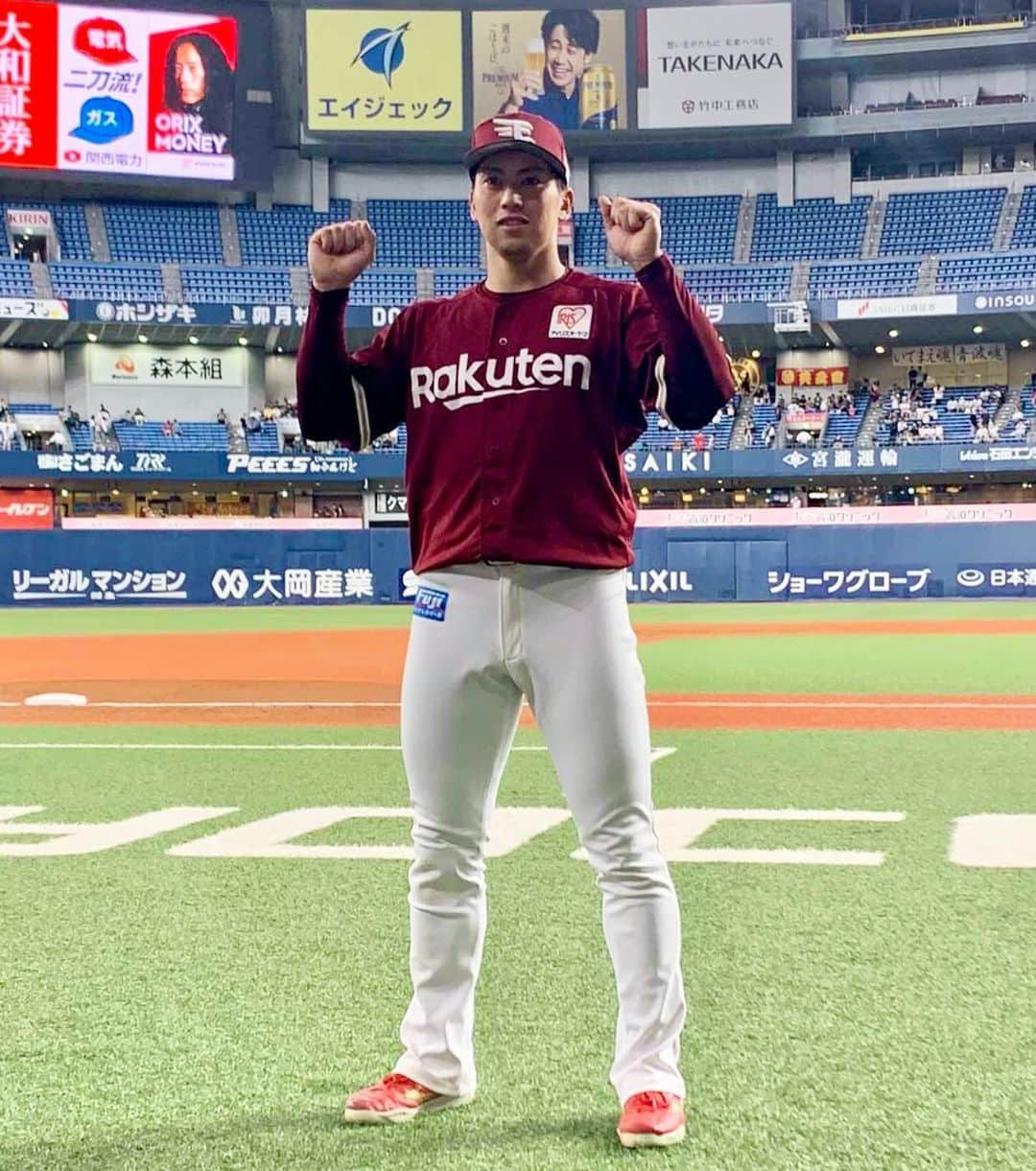 東北楽天ゴールデンイーグルスさんのインスタグラム写真 - (東北楽天ゴールデンイーグルスInstagram)「⚾️  ⚾️B 1-9 E⚾️ 田中将大選手の好投と12安打9得点の猛攻で快勝‼️‼️ 先発の田中将大選手は8回101球5安打1失点で6勝目👏🏼👏🏼 9回は高田孝一選手が1回無失点⚾️ 打っては今日が誕生日の小郷選手が6号ソロなど2安打1打点🎉 村林選手は2号3ランを含む3安打3打点の大活躍🔥 さらに鈴木大地選手が1安打2打点✌🏼 浅村選手、岡島選手、炭谷選手が1安打1打点👍🏼  #鷲が掴む #rakuteneagles #小郷裕哉  #村林一輝  #鈴木大地 #炭谷銀仁朗」8月3日 21時59分 - rakuten_eagles