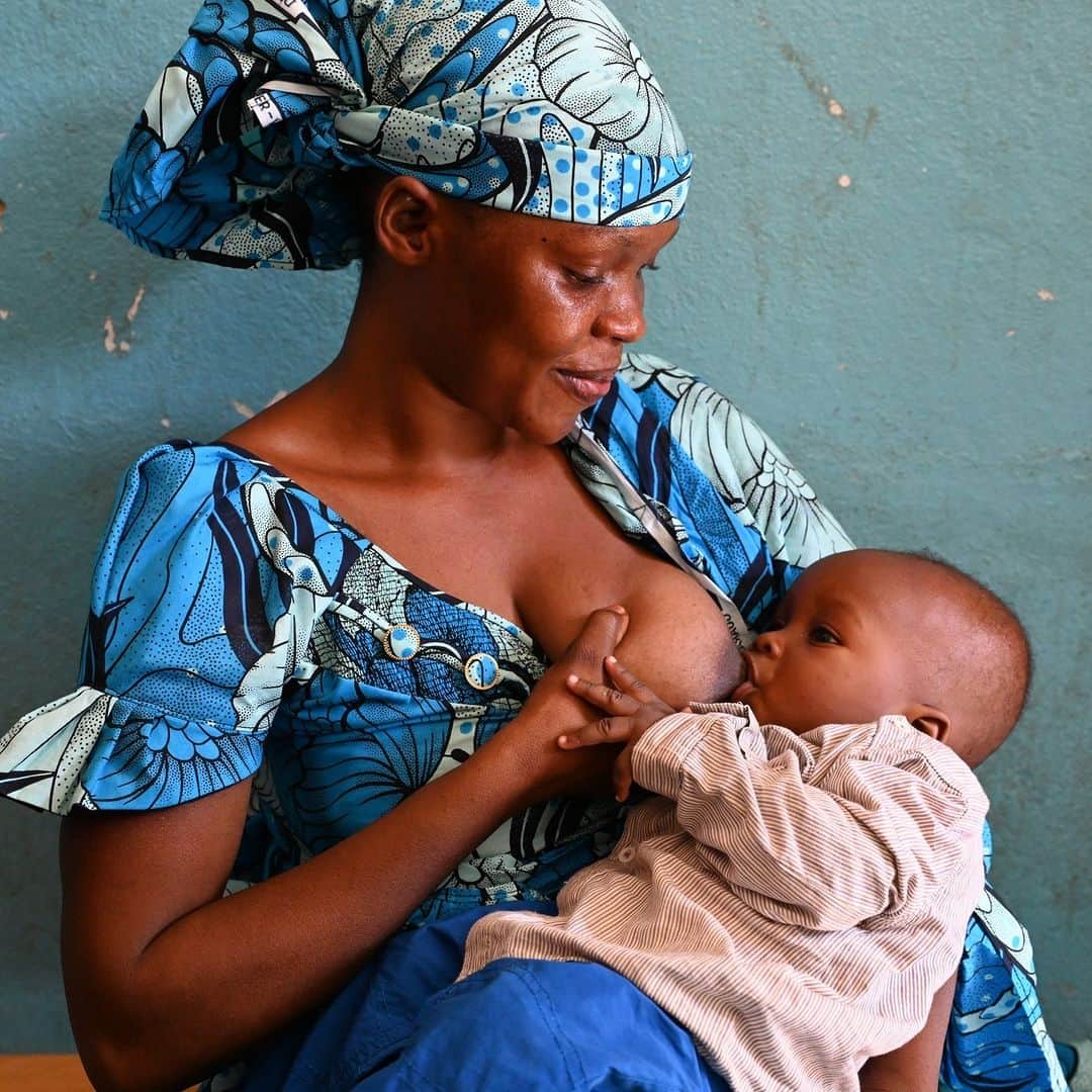 unicefのインスタグラム：「Breastfeeding gives children the healthiest start to life. That’s why we recommend:  🕐 Starting within one hour of birth.  👶 Breastfeeding exclusively without food or water for the first six months.  💪🏽 Continuing together with solid foods for two years or more.  #WorldBreastfeedingWeek   © UNICEF/UN0668296/Dejongh © UNICEF/UN0590872/Willocq」