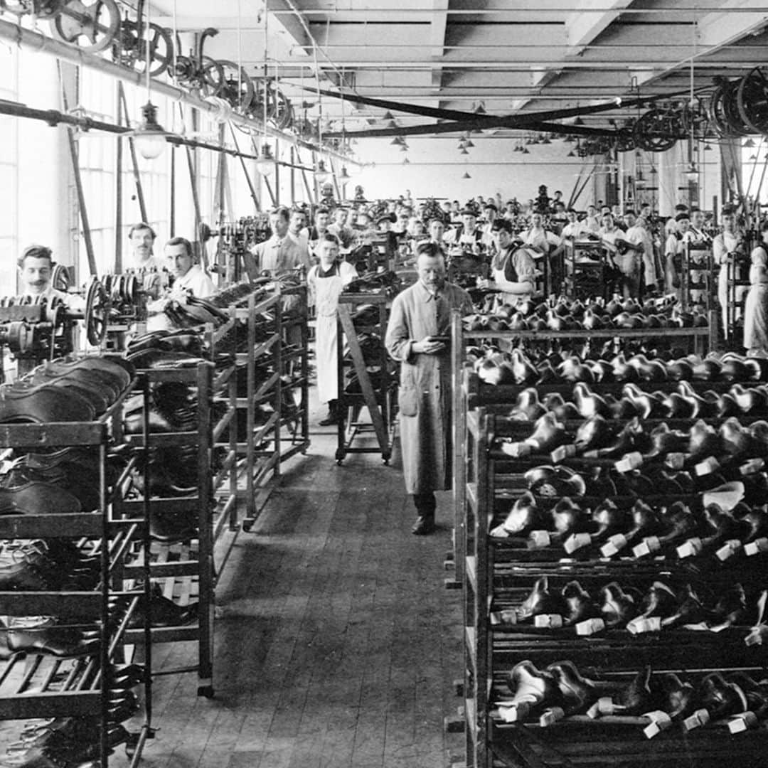 クロケット&ジョーンズさんのインスタグラム写真 - (クロケット&ジョーンズInstagram)「The Making Room -  Where you find the famed ‘Goodyear-welting’ stitching machines. As the first shoe factory this side of the Atlantic, to install the latest version of a welt sewing machine (c1910), the ever industrious Messrs. Crockett & Jones were able to scale up production to 600 pairs per day. . #crockettandjones #madetobeworn」8月3日 22時00分 - crockettandjones_official