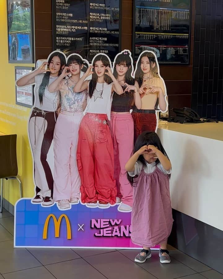 須田朱音のインスタグラム：「🍟🐰🥤🥢🐷🍶  @newjeans_official のマックは どうしても食べたくて、朝マック🥞  アートディレクション可愛すぎる👾  @yutaka__kondo @yko_yuiko  そして近藤家の愛娘おはなも可愛すぎる🫶🏼  韓国旅の後、はなロスがやばかった。  ホテルの裏で食べたサムギョプサルも 当たりだったので載せとく🐖  📍 #강화통통생고기   わたしはチャミスルより眞露派🍶 キンキンに冷やされてるのがスキ。」