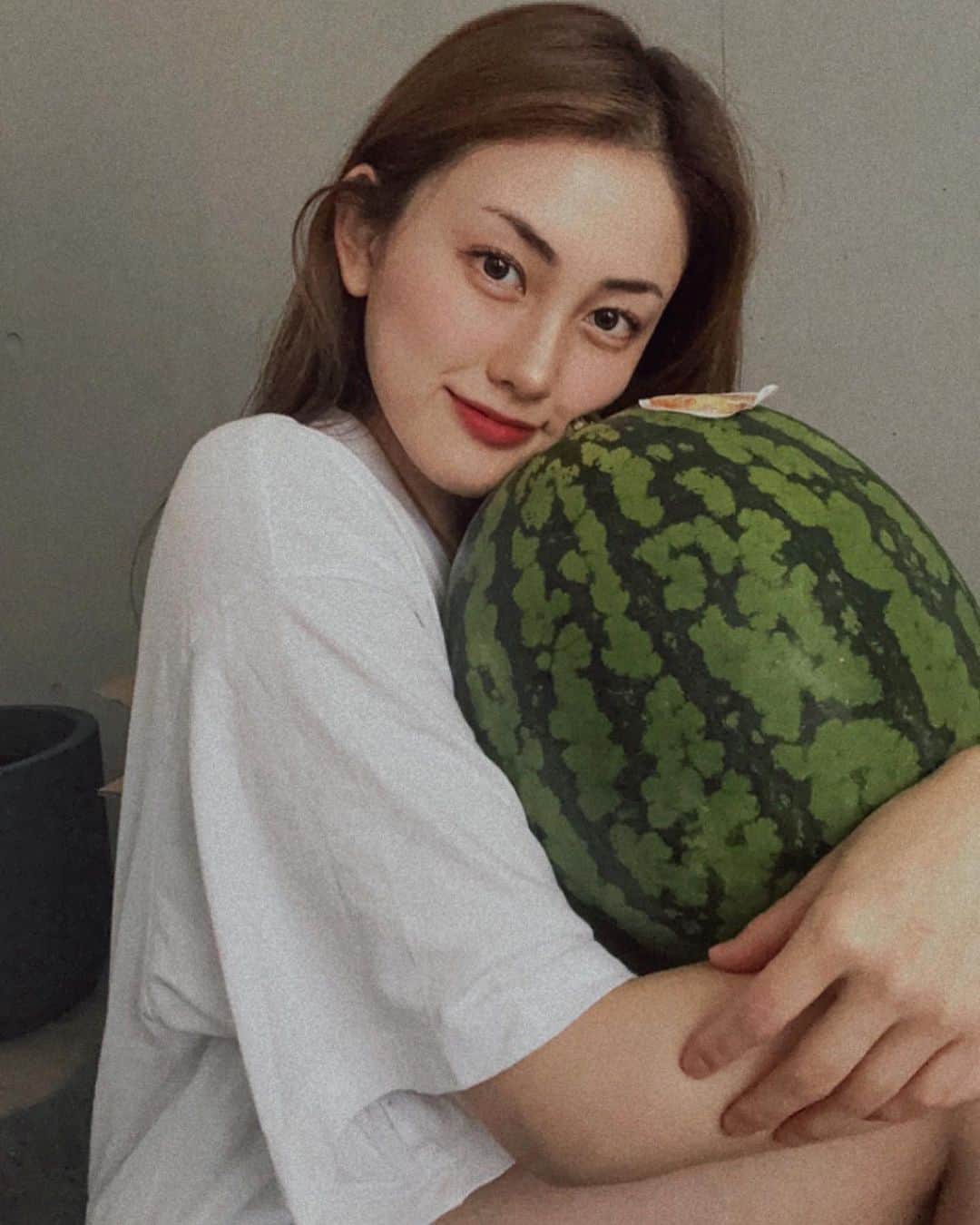 宮坂灯里さんのインスタグラム写真 - (宮坂灯里Instagram)「I love..💛 yellow watermelon!!  おいしすぎて 一瞬でなくなりそう🥹  #スイカ #watermelon @nanbara.farm」8月3日 22時10分 - m.akari27