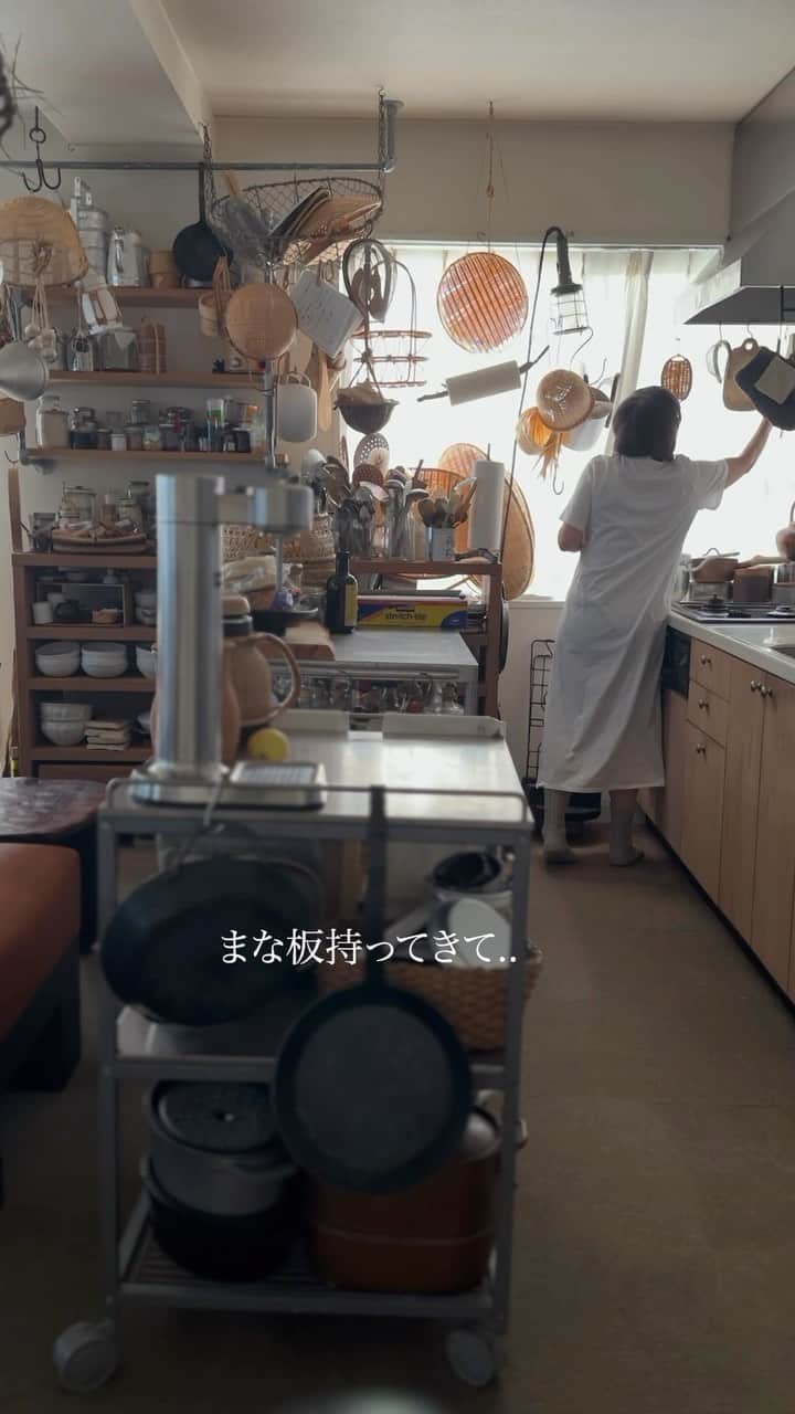 ハミルのインスタグラム：「. 【　Cleansuiと、aarke 、最高の組合せ　】  Cleansuiの丁寧に浄水したお水を、 @cleansui_knows  北欧のブランド、aarkeの炭酸メーカーで、 @aarke  プシューっと作り、 レモン🍋絞って飲む.  この2ヶ月半で10キロ近く痩せれたのも レモン水をしっかり飲んでいたのもあると思ってる.  お水をたくさん飲めない方なので、 炭酸にして飲んだりしてた.  暑い日々、クエン酸も取れるし、 なんとか乗り切れる.  お手伝いさせて頂いてるCleansuiにて、 今、このaarkeのプレゼント企画やってます。 “水を楽しむ道具たち”  ぜひ、応募してみてください！ 詳しくはこちらから @cleansui_knows   #cleansui #aarke  #美味しいお水」