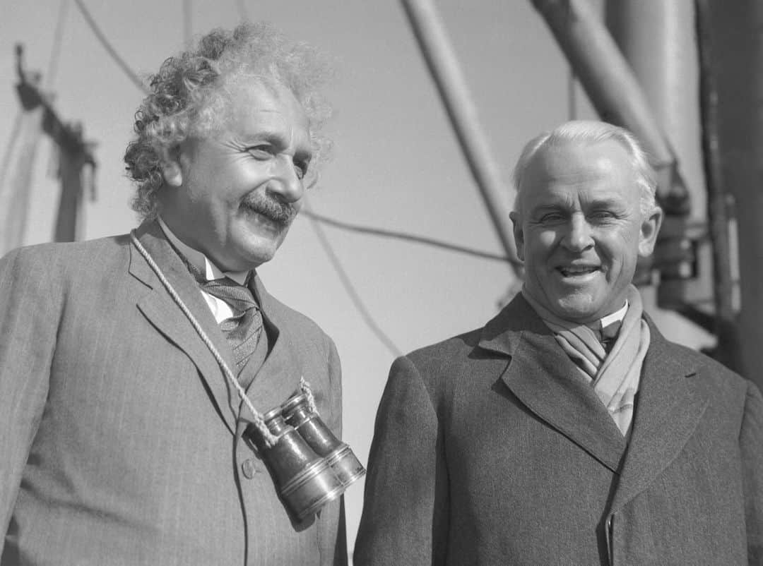 アルベルト・アインシュタインのインスタグラム：「#ThrowbackThursday: Albert Einstein and Dr. Robert Millikan, head of the California Institute of Technology, on Jan. 11, 1933.」