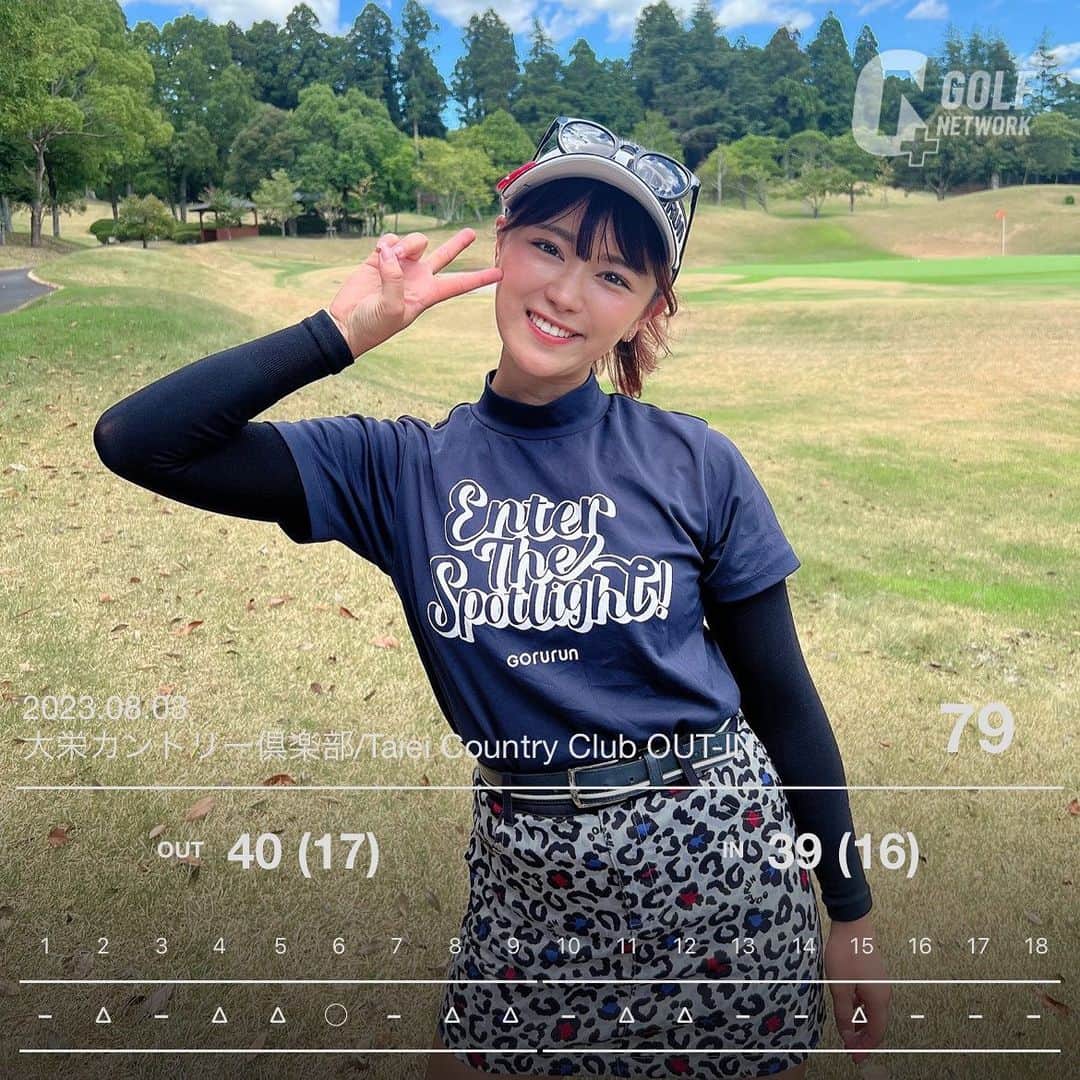 山内鈴蘭のインスタグラム：「最近少しずつ70台が見えてきた🥰 コンスタントに出せる様になりたい！  大栄カントリー倶楽部で レギュラーティーから🔥🔥🔥  30台だせたINコースは、 パーオン率が高く56%。 フェアウェイキープ率は86%。  ショットがイメージ通りいかなくても半分はグリーンオンしていて、2パットでパー。  ボギーのホールは、バンカーに入り寄せきれずボギーが多かった。。  夏ゴルフは特にラフに入れない、ドライバーの正確性が大事！！  ハザードに入れないマネージメント。  考えれば考えるほど楽しいゴルフ😍  今回のコースは、 【Hitachi 3Tours championship】が開催されている大栄カントリー倶楽部でプレー🚩  テレビで見てたホール、テンション上がったー😆女子プロの皆さんが1オンチャレンジホールは250ヤード必要で、私には勿論無理でしたー！！笑  あんまりプレー中に写真を撮らないから、ちょうど撮ってくれた動画が寄り切らないアプローチ動画になってもた。笑  (自分のプレーの方が大事で忘れちゃう＆一緒に回ってる人に迷惑なったらやだなぁとか考えちゃう🥹)  今日もゴルフできて幸せです❤️  #ゴルフ #ゴルフ女子 #ゴルフネットワーク #ゴルフスイング #ゴルフ動画 #スイング動画 #gorurun #ゴルフ好きな人と繋がりたい」