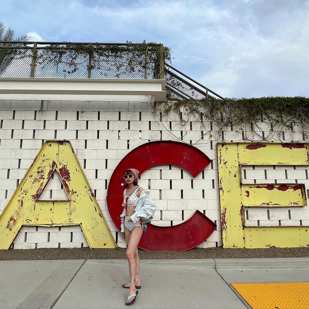 瀬戸あゆみさんのインスタグラム写真 - (瀬戸あゆみInstagram)「Paradise @acehotelpalmsprings 👼🏻🌴👙  みんな、新しいYouTubeは観てくれましたか？ 全員が疲れが限界のロードトリップを終えて、辿り着いたのは、ただただチルなパラダイスプレイス。 何回来たかもう忘れてしまうほどここにはたくさん来てるけど、来るとほっとしてしまう。 ご飯は決まって @kingshighwaydiner で、プールとプールサイドを行ったり来たりするだけの、いい意味でなにもすることがない贅沢。  #ayumi_journey」8月3日 22時04分 - setoayumi