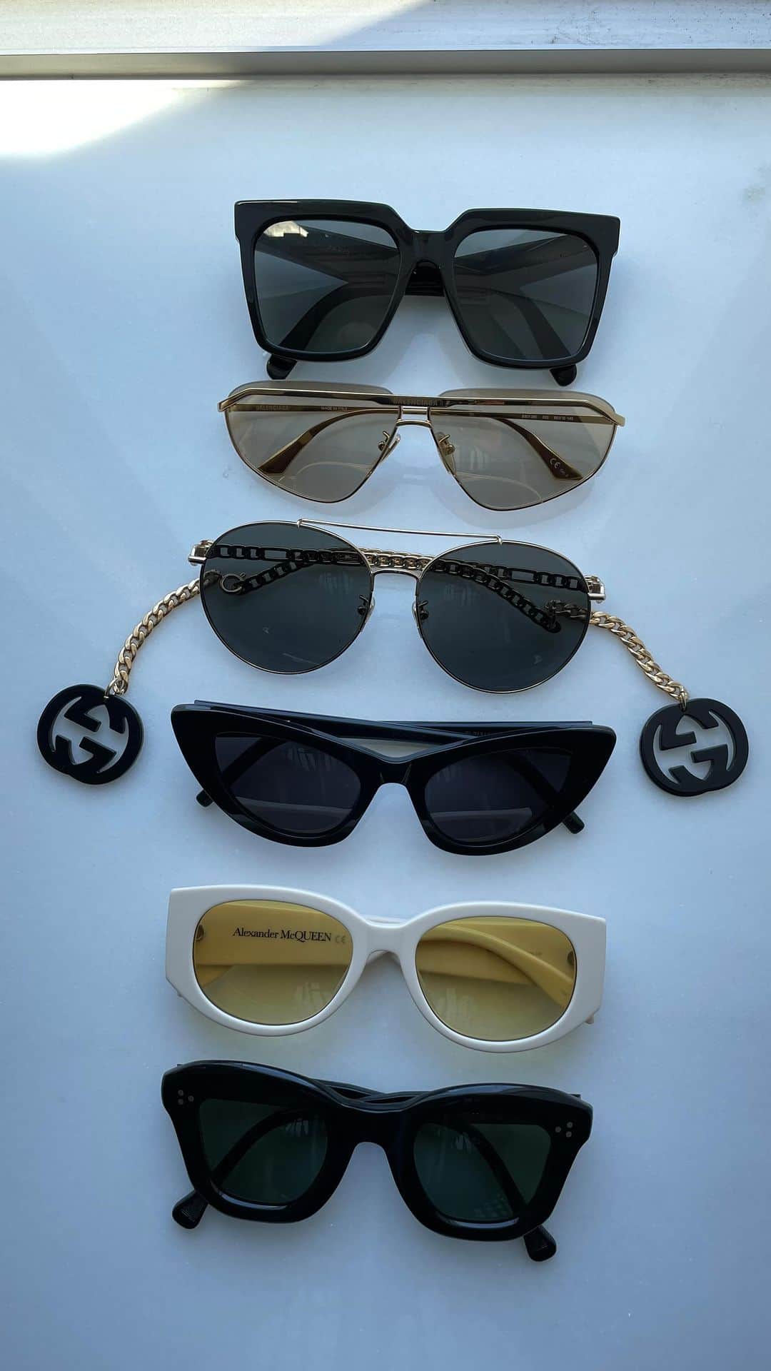 シェンのインスタグラム：「Summer sunglasses 🕶️💫 夏はサングラスなしでは出かけられないね☀️」