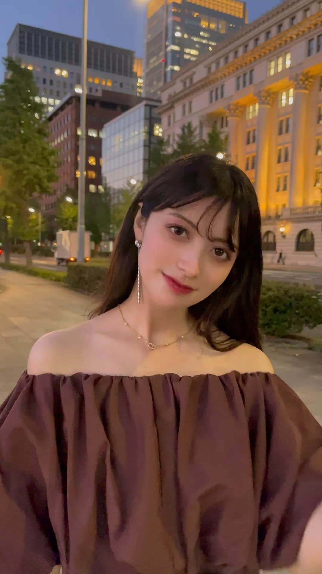 エブラヒミ椎菜のインスタグラム：「Summer nights🌃 夏の夜ってなんか好き〜  #オフショルダー #オフショル #オフショルコーデ #summervibes #summernights #seven #jongkook」