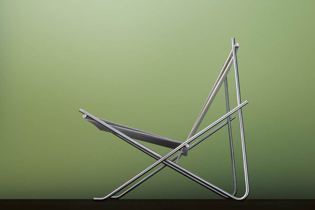 Kinfolk Magazineのインスタグラム：「Take a moment to appreciate the iconic PK4 chair dreamed up by late Danish designer Poul Kjærholm. The forgotten model, which was never produced in the designer’s lifetime, was recently reissued by @fritzhansen and now sits proudly in showrooms around the world.🪑  (Photo: @villevarumo)」