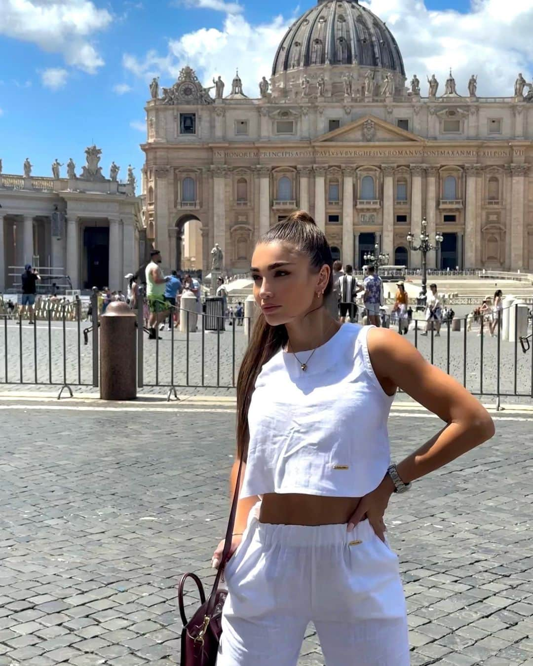 KaThE ArOcAさんのインスタグラム写真 - (KaThE ArOcAInstagram)「Me encanta visitar un país, dentro de un país 👌🏻   Mi outfit de verano perfecto para este clima By @solymarbyktaroca 🤍  #vatican #vaticancity #turist #cappellasistina #basilicasanpedroclavel」8月3日 22時06分 - kathearoca