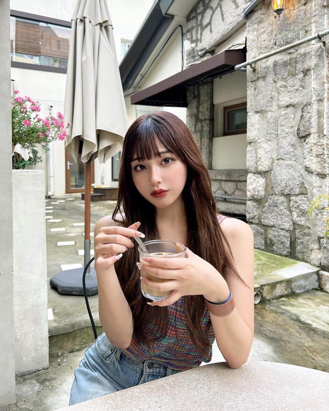すずのインスタグラム：「すきコーデ 🌈✨️  韓国行く前にエクステ付け替えました💋 @tamako_tamako  さん✨️  tops ZOZOTOWN  vipoa ミックスカラーニットタンク  denim GRL」
