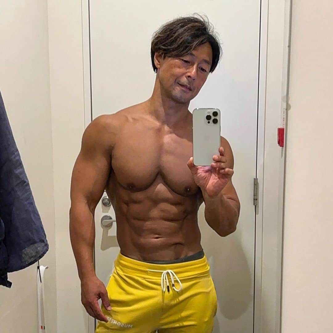 のインスタグラム：「明日からしばらく毎年恒例の海旅行。  ということでトレとダイエットは一旦お休み。  3/15  約80kgから初めて本日8/3現在約71kg。  約9kgも落ちたんだけど相変わらず元気。  このまま海旅行、行ってきます！👍  #海旅行  MEN'S DIET筋トレチャンネル ↓　↓　↓ @mens_diet   #ボディーコーディネーターyoshi #メンズダイエット #ナチュラルトレーニー #ナチュラルビルダー #ドラッグフリートレーニー #アンチドーピング #フィジーク #フィジーカー #ボディビル #ボディビルダー #腹筋　#腹筋トレ　#腹筋トレーニング #胸トレ #胸トレメニュー #筋トレダイエット #筋トレ #大胸筋 #大胸筋エクササイズ #腹筋　#肩トレ #chest #chestworkout #muscle #workout #workoutmotivation #fittness #drugfree #drugfreetrainer」