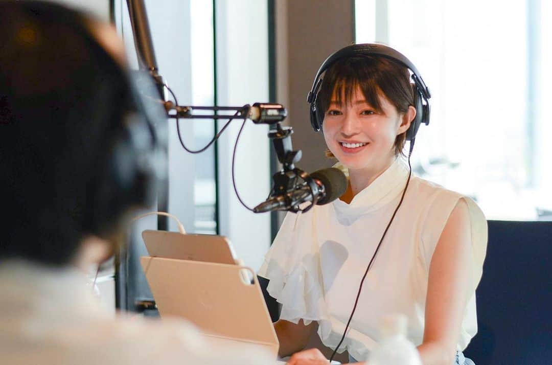 小林涼子のインスタグラム：「. J-WAVE 「TOKYO MORNING RADIO 」 別所哲也さんのお休み中 4日間のお留守番ナビゲートを担当させていただきました🌻🌻 もぉー！本当に楽しくて楽しくて…！😂 リスナーの皆さま そして、経験が少ない私に機会をくださり 楽しんで！と 毎日伸び伸びとやらせてくださった 番組スタッフの皆さま ありがとうございました😭💓  6カ月間「STEP ONE」で サッシャさんやスタッフの皆さんから 学ばせていただいたこと120%注いで 頑張った〜🙌🍉 今年は、新しいチャレンジを沢山させてもらって幸せ者です〜☺️  そして、先程 テレビ朝日系「ハヤブサ消防団」 みてくださった皆さまも ありがとうございます☺️ 謎の女…！多くは語れませんが… 引き続きチェックいただけたら嬉しいです♡  @jwave813  #tokyomorningradio  #ハヤブサ消防団」