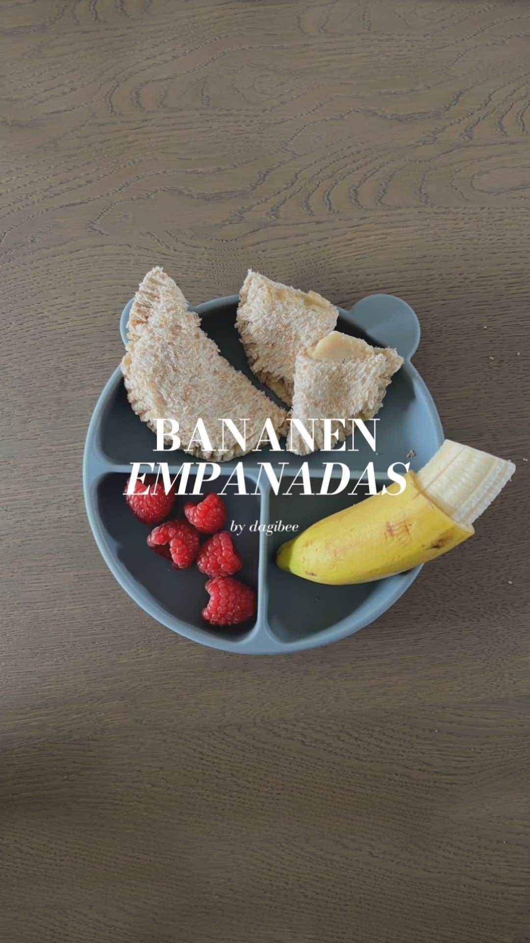 Dagi Beeのインスタグラム：「Bananen Empanadas - oder lieber Empananas? 🍌  Mit diesen wirklich kinderleichten Rezept kann ich kürzester Zeit ein super leckeres Frühstück für Nelio zubereiten.  😏 Eignet sich darüberhinaus auch als super Partysnack zum Mitbringen!  𝐙𝐮𝐭𝐚𝐭𝐞𝐧 𝐩𝐫𝐨 𝐄𝐦𝐩𝐚𝐧𝐚𝐝𝐚: - eine Scheibe Toast - zwei bis 3 dünne Bananenscheiben - einen Teelöffel Mandelmuß ( oder Apfelmuß )  𝐙𝐮𝐛𝐞𝐫𝐞𝐢𝐭𝐮𝐧𝐠: 1. Schneide die Toastschreibe kreisrund mithilfe einer Tasse oder Glas zu (aus den Resten lassen sich super Croûtons für Salate und Suppen zaubern). 2. Bestreiche das Toast mit dem Mandelmuß. 3. Platziere die Bananenscheiben auf einer Hälfte des Toasts nebeneinander.  4. Falte die nicht belegte Hälfte über die mit den Bananescheiben. 5. Drücke die offenen Seiten leicht mit den Händen zusammen. 6. Drücke anschließend den äußeren Rand mit einer Gabel fest. 7. Lass es dir schmecken! 🤤  Lasst mir gerne wissen, welches Rezept euch bis jetzt am besten gefallen hat oder ob ihr sogar schon eins nachgemacht habt! 🤌🏼 #bananaempanadas #empanadas #blw #blwideas #babyrecipes」
