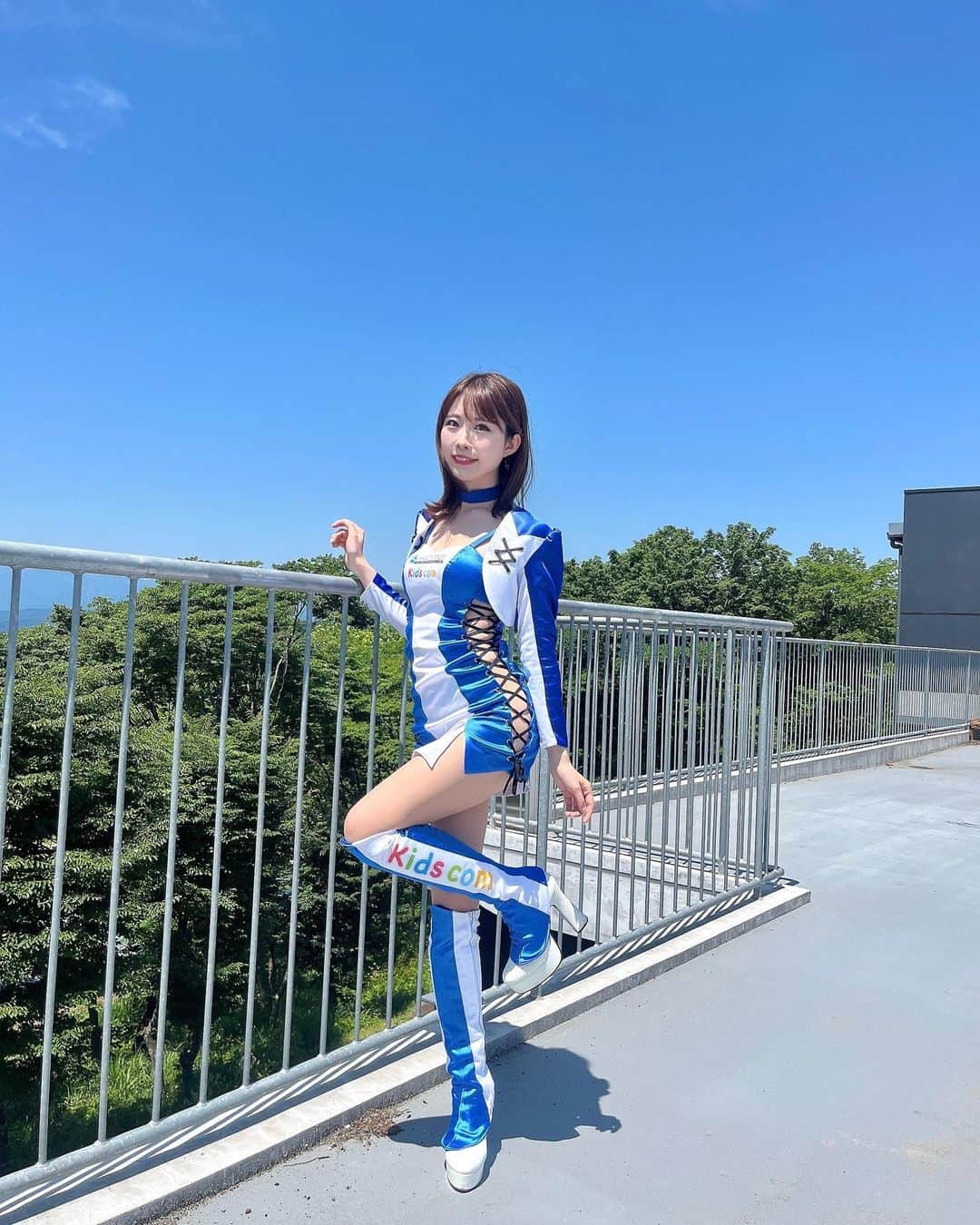 のインスタグラム：「日本レースクイーン大賞2023 コスチューム部門に KCMGエンジェルスがノミネートされました🪽  チームの皆さんがかなりこだわって作ってくださったコスチューム！ 開幕戦から話題になり、、✨️皆さんありがとうございます！  何といってもサイドのあみあみがポイント🪼⛓💙 実は夏冬コスにも色んなパターンがあること、気付きましたか？？  スーパー耐久、SUPER FORMULAのKCMGエンジェルスにも！ ぜひ応援お願いします🙏  @kcmgjapan   #SUPERFORMULA #SFormula #SF #TOYOTA #レースクイーン」