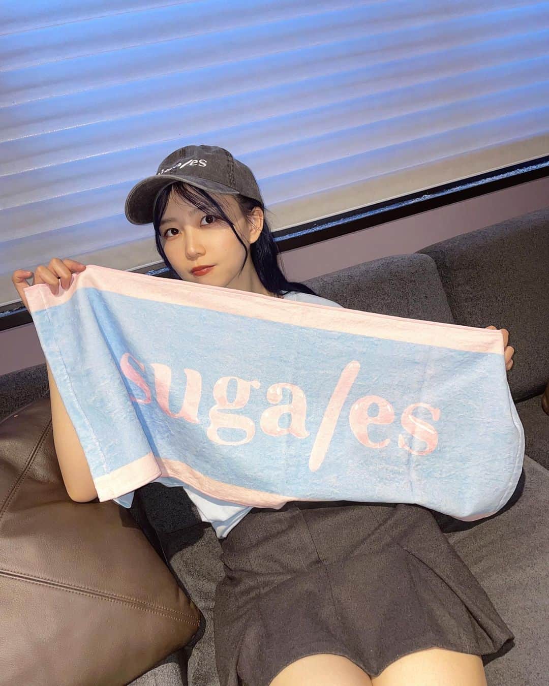 おりはらまよのインスタグラム：「. 『baccy baccy tour』のグッズ公開🫧  ラインナップは @sugales_official の方で確認してね！  ラババンは会場ごとの限定色！ 全色集めたらとびきり可愛いよ。💚🩵🩷  東京、名古屋、大阪 会いに来てくれたら嬉しいな」