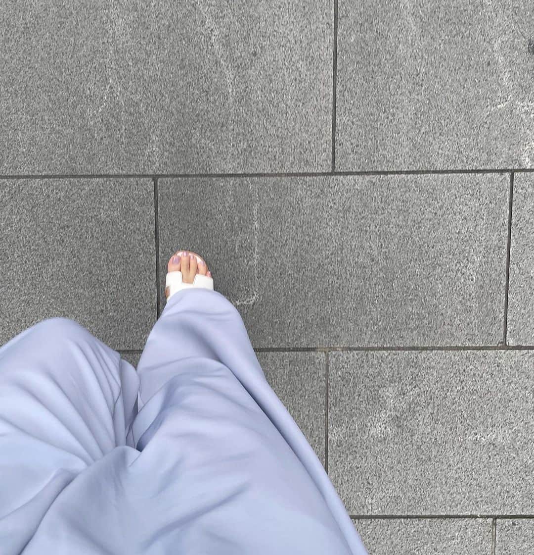 田代裕美恵のインスタグラム：「🩵🤍 . 靴もパンツも 履きやすいものは ヘビロテさんよね☺️🫶 . . #ほぼ毎日サンダル . #ootd #pants  @meer._official  #sandal @hermes」
