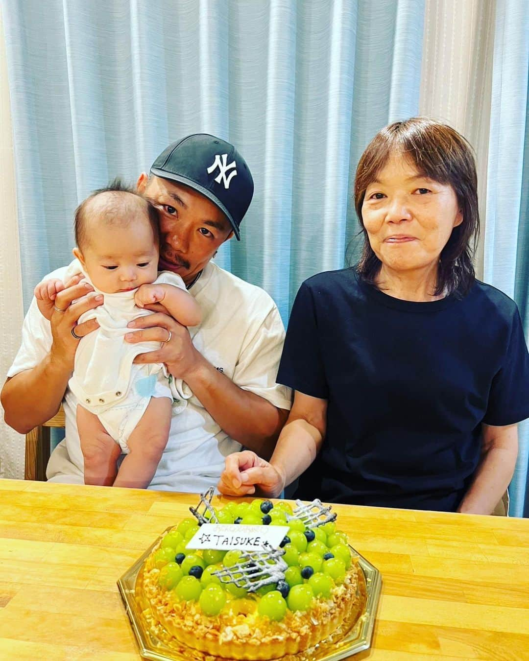 野中泰輔さんのインスタグラム写真 - (野中泰輔Instagram)「I turned 33 years old🙋‍♂️ Thank you so much my family and friends🙏  33歳になりました！！ 色んな人に支えられ気がつけばもうこんな歳ですね😅 でもまだまだ自分ができる事を全力で頑張りたいと思います🙏 今年はBREAKIN’ CUPの合宿最中に祝ってもらい、そして１６年ぶりに実家で過ごして祝ってもらった誕生日でした🎂 皆んなに感謝です🙏 ありがとうございました！！  そしてたまには母親へ…。 産んでくれてありがとう🙇‍♂️ まだまだこれからも引き続き末永くよろしくお願いします🙏  奥さんの助けもあり幸せな時間を過ごせた誕生日でした👍 明日からまた新たな一年頑張ります💪  #bboytaisuke @redbulljapan @redbullbcone @gshock_jp @jmb.yokohama @pumajapan @oz_racing_japan @flex_dream @spiritworker_official @legare045 @shiena.co @air_sleeptechnology」8月3日 22時17分 - bboy_taisuke