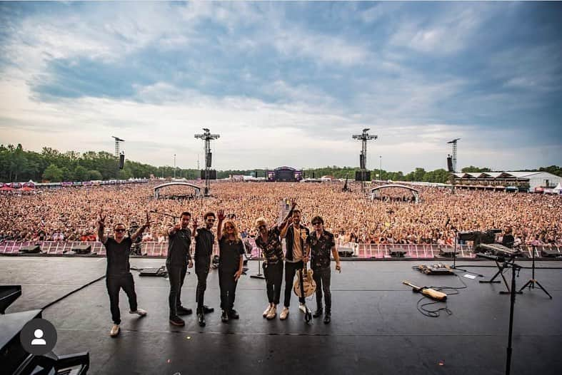 ライアン・テダーさんのインスタグラム写真 - (ライアン・テダーInstagram)「Holland / Amsterdam for 4 days / @pinkpopfest - only word - epic. ❤️ this country and the Dutch people so much.  Will return forever -  Dankjewel 🇳🇱 🙏🙏🙏🙌🙌🙌🙌」8月3日 13時26分 - ryantedder