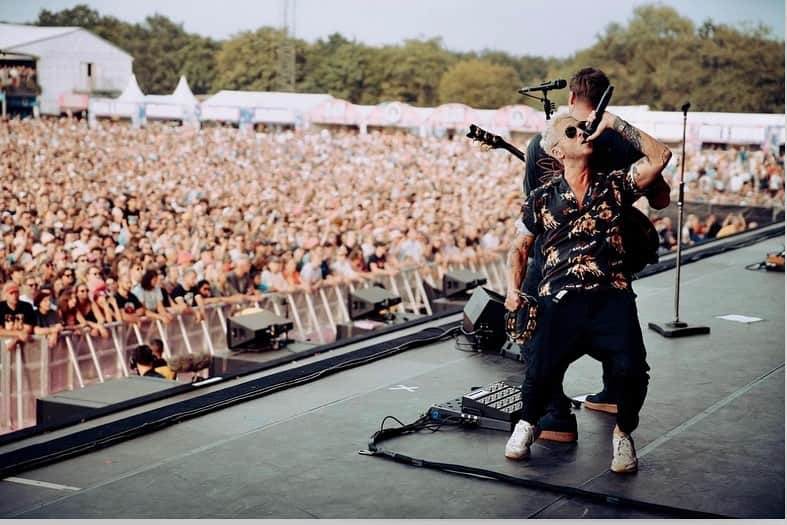 ライアン・テダーのインスタグラム：「Holland / Amsterdam for 4 days / @pinkpopfest - only word - epic. ❤️ this country and the Dutch people so much.  Will return forever -  Dankjewel 🇳🇱 🙏🙏🙏🙌🙌🙌🙌」