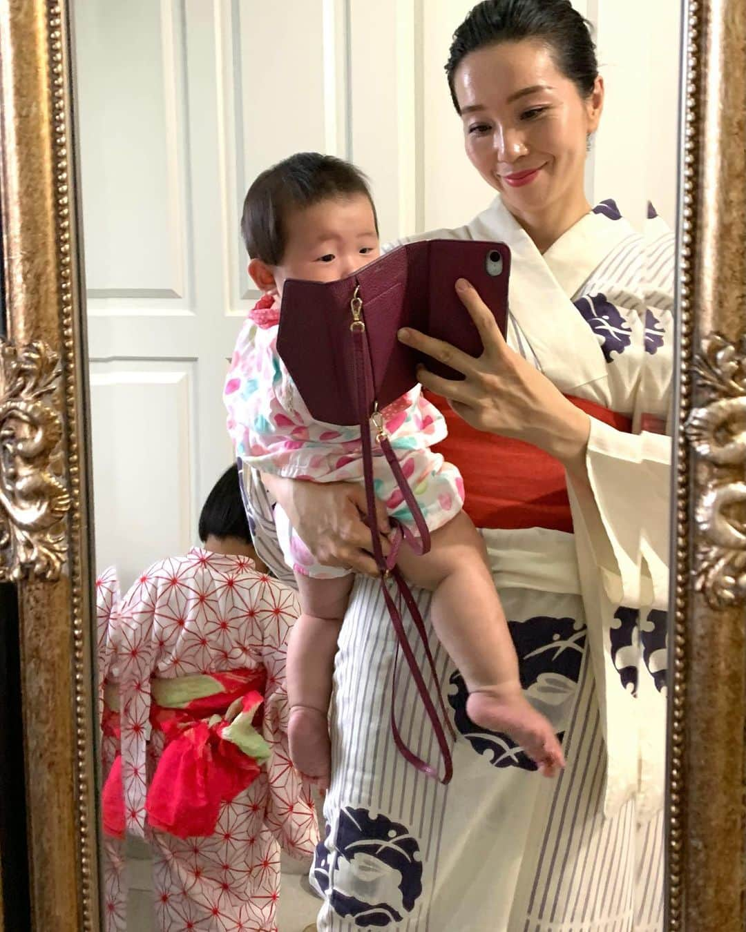 服部水季のインスタグラム：「【和服を纏う】  今年は各地で4年ぶりの花火大会や、盆踊り、お祭りなんか開催されてますね。  私の住む豊橋でも、７月半ばに待ちに待った花火大会がありました🎆  今までは当たり前だった恒例行事、ないと本当に寂しくって夏がきた感じがしないほど、、、  素晴らしい時間を提供してもらってるんだなぁって大人になって、そして無い時間を経験して改めて感じました。  関係者の方々や協賛の方々、本当にありがとうございました🎆  この浴衣、成人式のお振袖と一緒に作ったもの。 18年も経ってしまいましたが、いつみても大好き。 年齢を重ねても着られるものを選んで良かった^_^  後ろにチラッと映り込んでる姪っ子の浴衣は、わたしが子ども時代に着てたもの(もっと昔からある) 時代を経ても、素敵なものは褪せないですね^_^  坊ちゃんの甚平は、姪っ子のおさがりです🩷  #浴衣 #夏 #花火大会 #ありがとう」