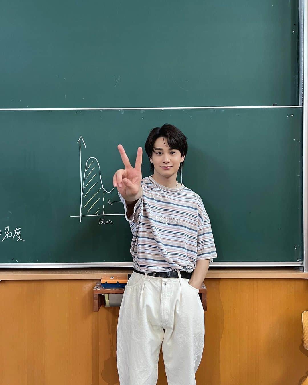 黒田昊夢のインスタグラム：「お知らせ〜です！  りりあ。「君の隣で。」 Music Videoに出演させて頂きました！ みんな見てくれてるかな？👀  りりあ。さんの女の子に寄り添う 歌詞と歌声が元々とても好きで、 よく聴いていたので、なんだか 不思議な気持ちですが、みんなから 好かれる主人公が恋する男の子 笑顔満点で演じました。是非！！  写真は、2度目の共演の羽衣ちゃん」