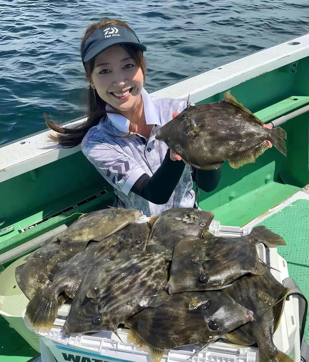 富士村彩花のインスタグラム：「・ ⁡ 8月1日はカワハギ釣り剣崎解禁日✨ 今年はいつもお世話になっている瀬戸丸さんから行ってきました😊🙌 ⁡ 最近、イカとかイカとかイカばかり行ってたから魚の釣り方を忘れてしまってないかちょっと不安でしたが…（笑） ⁡ ⁡ 去年までに学んだことをちょっとずつ思い出しながら、なんとか目標のツヌケを達成🎵 ⁡ しかも釣れるサイズがデカいのばかり😆🙌 30cmピッタリの「尺ハギ」もGETできました💓 初日から数も型も言うことなしで幸先いいね🎵 ⁡ 水深も浅く、猛烈な走りを見せてくれるのでスリル満点で最高でした〜😆🙌（もちろんバラシも…😅） ⁡ ⁡ 初日にしては、まずまずの食いっぷりだとか✨ 今年もカワハギ釣り楽しめそうな感じですね😊💓 ⁡ ⁡ ⁡ #釣りガール  #釣り女子  #釣りたガール  #釣りモデル  #釣り女  #道産子アングラー  #釣り好き  #船釣り  #海釣り  #釣りが好き #オフショア #釣り好きと繋がりたい #釣り好きな人と繋がりたい  #fishinggirl #DAIWA #ダイワ #富士村彩花 #船最前線 #カワハギ #カワハギ釣り #剣崎解禁 #皮剥」