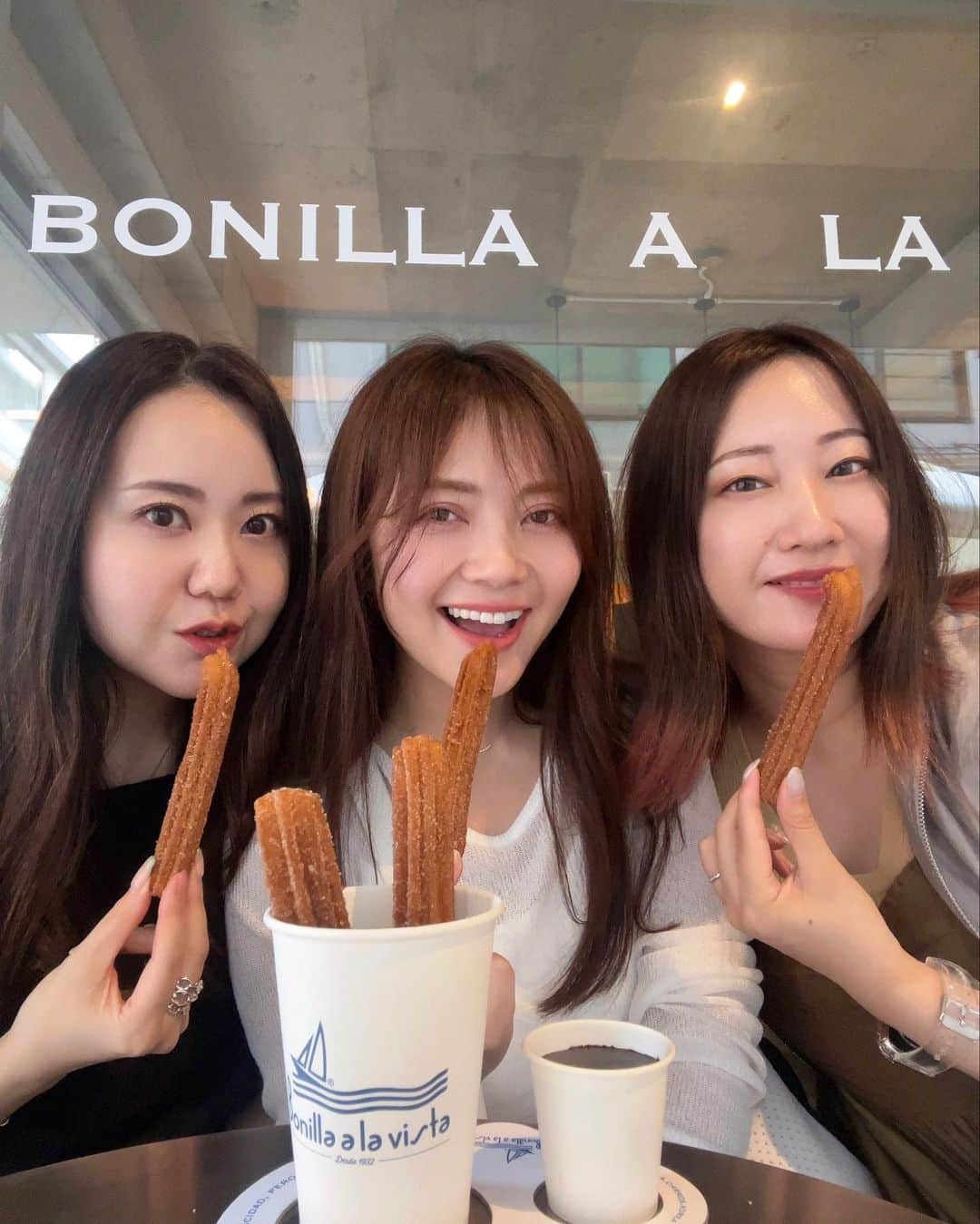 大井智保子のインスタグラム：「🇰🇷  @bonilla.churros.korea  Bonilla Churros  @梨泰院  韓国でブームのチュロス🤎 チョコレートソースにつけるのがまた流行ってるらしい🤤  おいしすぎた😮‍💨  2人はちょっと甘すぎるって言ってたけど… わたしにはもう最高でした🍫  残ったチョコソースもなめちゃった😋笑  #bonillaalavista #bonillachurros #ボニーラチュロス #churros #korea #韓国 #女子旅 #旅 #旅行 #渡韓 #渡韓記録 #渡韓レポ  #韓国カフェ #韓国チュロス #韓国coffee #韓国スイーツ #seoul #ソウル #梨泰院 #梨泰院カフェ #イテウォン #ソウルカフェ #ソウルチュロス #チュロス」