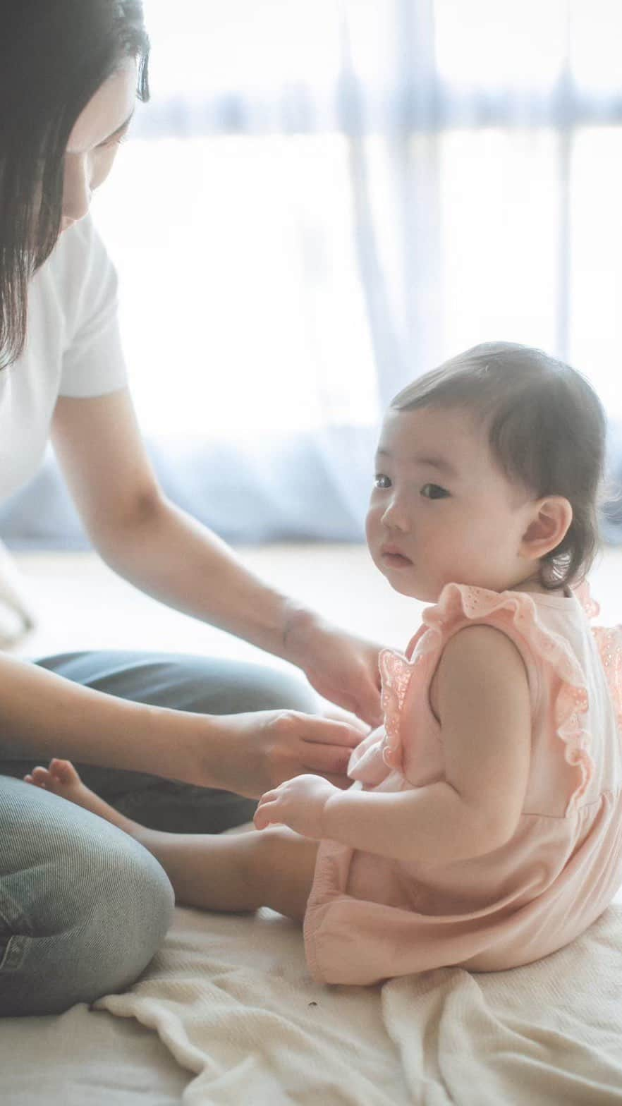 yukaのインスタグラム：「また今日もお熱…🫠🫠  保育園行きだしたら、次から次に色んな何のウィルスか分からないものを貰ってきますよね。  子供はすぐに熱出すし、朝大丈夫かな？ちょっとやばいかな？って思って預けても、やっぱり熱が上がって、お迎え要請お電話が…😂  働くママは毎日気が気じゃありませんよね。 私は電話かかってくる度に、保育園からじゃありませんように。と毎日画面に念じているよ。笑  シングルマザーだから、仕事休んだら収入少なくなっちゃうし、1人だから自分も風邪ひけないし、 常に気が張ってると思う。  そんな不安を少しでも取り除けるようにと初めた今のお仕事が私のお守りみたいなもの😌  自分の収入は自分で決める。 未来は自分で決めれる。   #シングルマザーの子育て   #女性の働き方   #ママの働き方  #ワークスタイル  #女性フリーランス  #私らしさ  #女性の自立  #おうち起業」