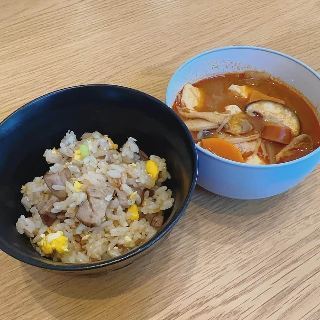 石川梨華さんのインスタグラム写真 - (石川梨華Instagram)「お昼ごはん何食べたんだろう？  チャーハンとスンドゥブ✨  手作りチャーシューを使ってチャーハン食べたいな😋 よし、スープも作ろう！ 中華スープの予定が、、、 スンドゥブに変更w 結果ボリューミーなごはんになりました😆 スンドゥブは夜も飲む✌️  どちらも美味しかったです🩷  #石川梨華 #モーニング娘og #リアル梨華 #二児の母 #年子やんちゃボーイズ #お昼ご飯何食べたんだろう #チャーハン #スンドゥブ #チャーミークッキング」8月3日 13時31分 - rika_ishikawa_official