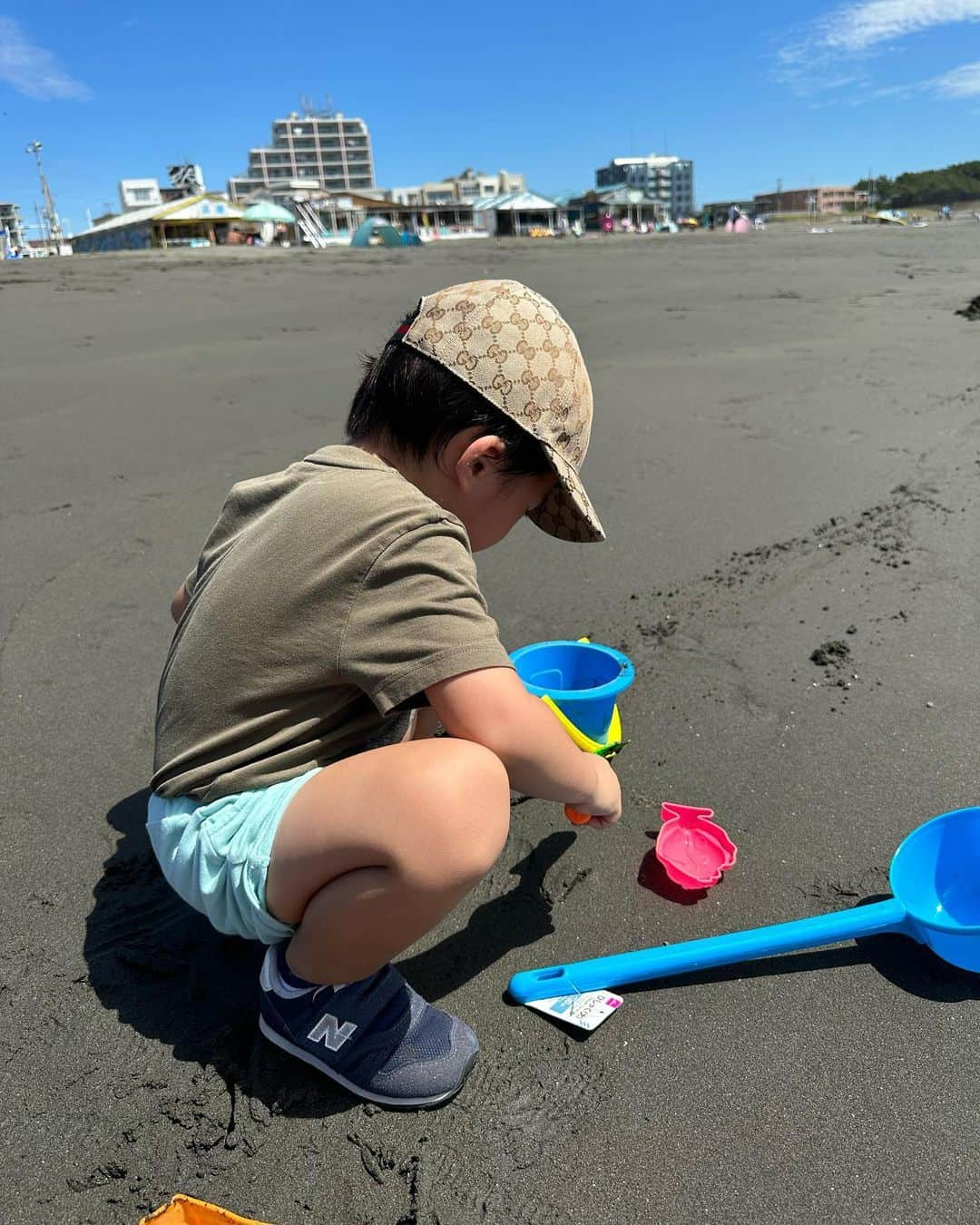 桜井裕美のインスタグラム：「鎌倉にお泊まりー😄 次男、海なのに靴下と靴で遊ぶ💦絶対サンダル履かない主義💦 砂遊びや貝殻集め、長男は海水浴😃 レトロな海の家でくつろぎながらたくさん遊べました✨」