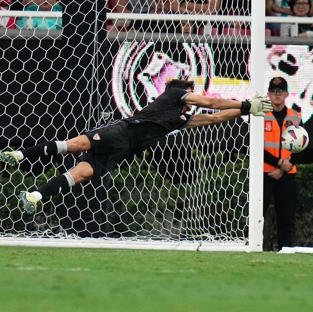 セビージャFCのインスタグラム：「Si Bono dice que no pasa, no pasa ⛔️  #WeareSevilla #NuncaTeRindas #Bono #LaLigaSummerTour」