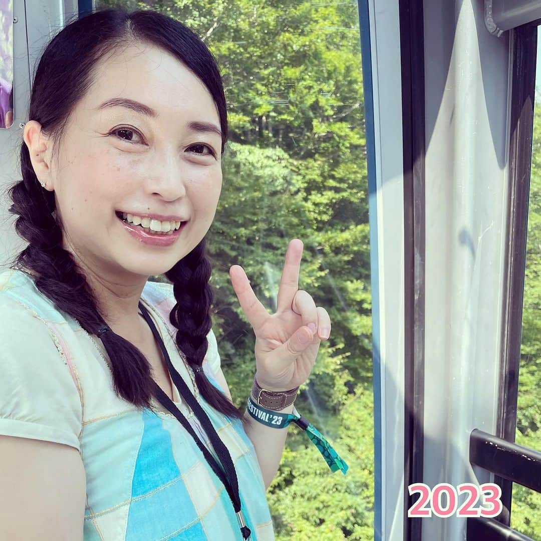 美甘子のインスタグラム：「毎年恒例の写真、今年も無事撮影できました。  フジロック期間中、ドラゴンドラ内で同じ服同じポーズで写真を撮る。  昨年はピースする手を間違えていたのですが、今年は大丈夫。  2020年はコロナ禍でフジロック中止だったので写真がありません。  マリアお姉さんは2012年から始めたのですが、この写真を撮り始めたのは2014年でした。  30代だったマリアお姉さんも40代へ。子育てもあるので、来年は撮れるかどうか分からないのですが…、良い記念になっています☺️  #フジロック #fujirock #ドラゴンドラ」