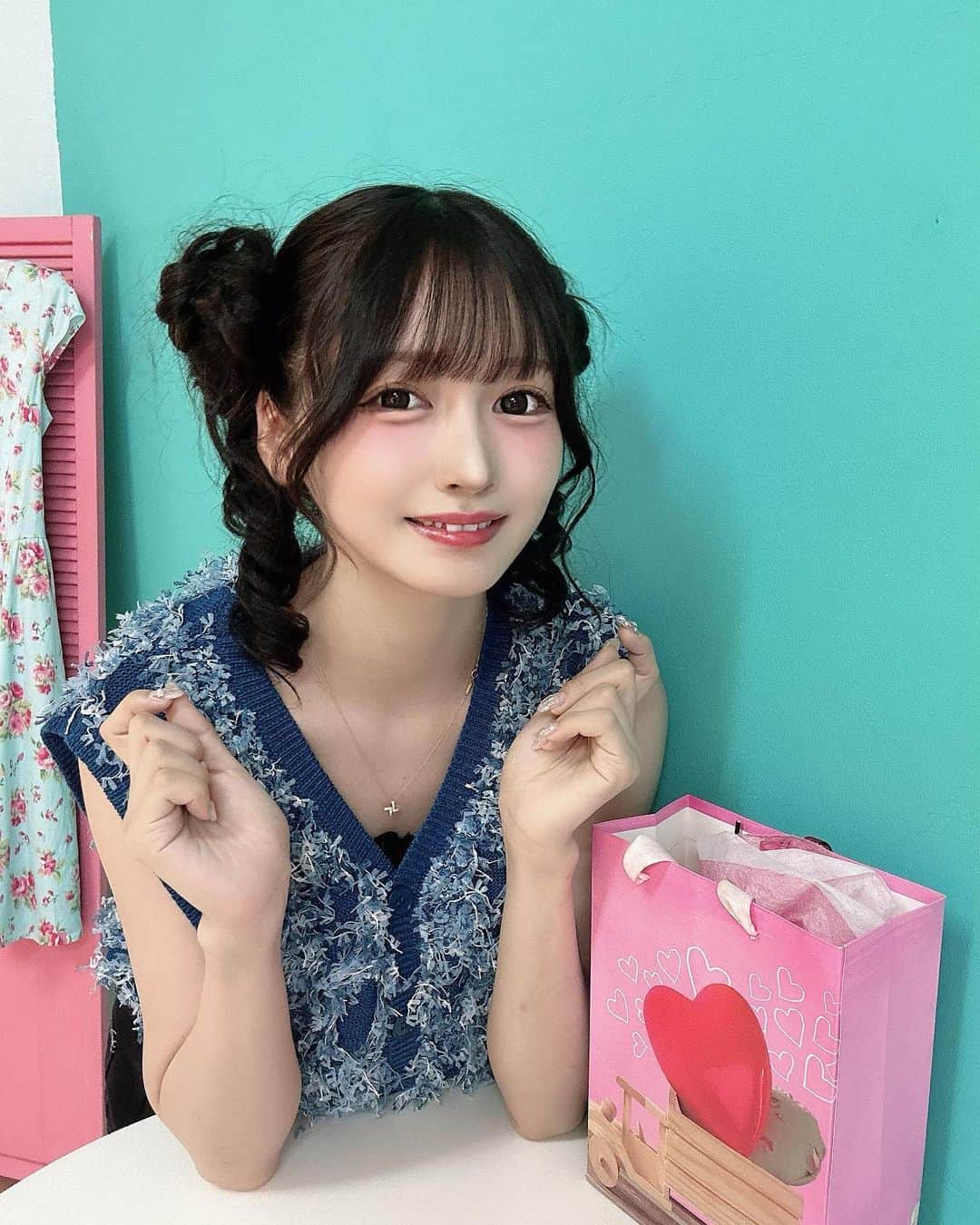 真崎千波のインスタグラム：「🎟️🩵🫧 * 笑顔が好き！笑顔に落ちた！ってたくさん言われるから笑顔の写真初めて載せてみる * #ヘアアレンジ #くらげヘア #アイドル #アイドルヘアアレンジ #地下アイドル #サロモ #夏コーデ #夏服コーデ #黒髪女子 #撮影モデル #撮影会 #ootd #lfl #instalike #summerstyle #lilybrown #japanesegirl #japaneseidol #idol」