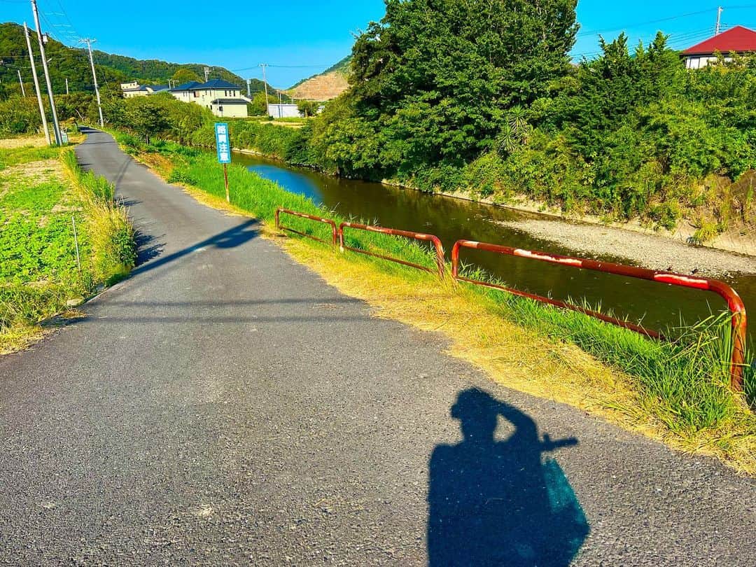 諸星伸一のインスタグラム：「⭐️探検(川)⭐️  電動キックボード最高😃笑  どこでも行けちゃう笑  こんな小さな踏切初めて見た👀‼️  #lamborghini #ランボルギーニ #morohoshi #諸星伸一 #fightingstar #ファイティングスター #fsbk #世界最強モロックマ #世界最強諸星一家 #諸星一家 #powercraft  #lexani #lexanijapan #rockford #tokyo #japan」