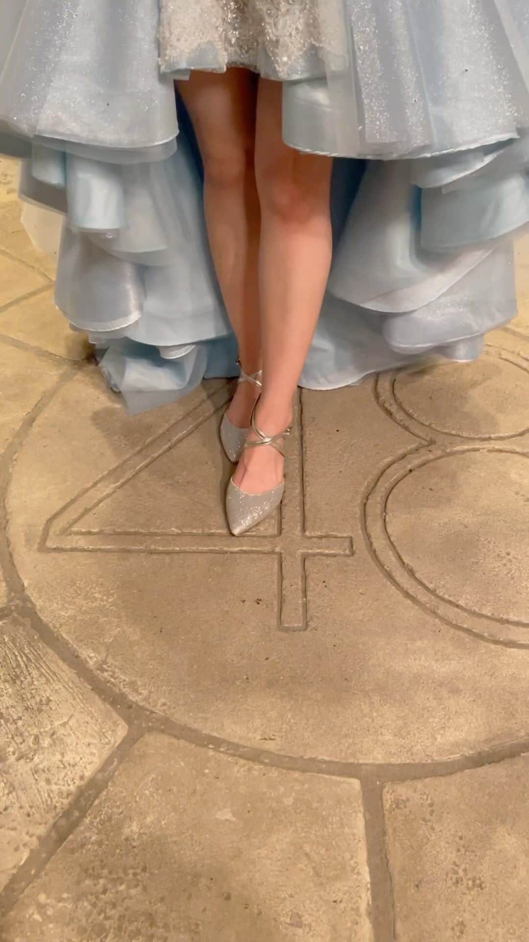 坂口渚沙のインスタグラム：「改めて、 卒業ドレス可愛すぎる💕 腕の部分が天使の羽みたいに見えてたり、 たくさんキラキラ付いてたり、 私の冠みたいなのを被りたいや薄い水色がいいっていう 要望も叶えてくださり、 髪の毛にもキラキラを付けたいって言ったら、 メイクさんが 一生懸命にラメをいい感じに付けてくださったり、、  オサレカンパニーさん、メイクさん、 本当にありがとうございました🥹  #卒業 #卒業ドレス #衣装 #キラキラ #可愛い」