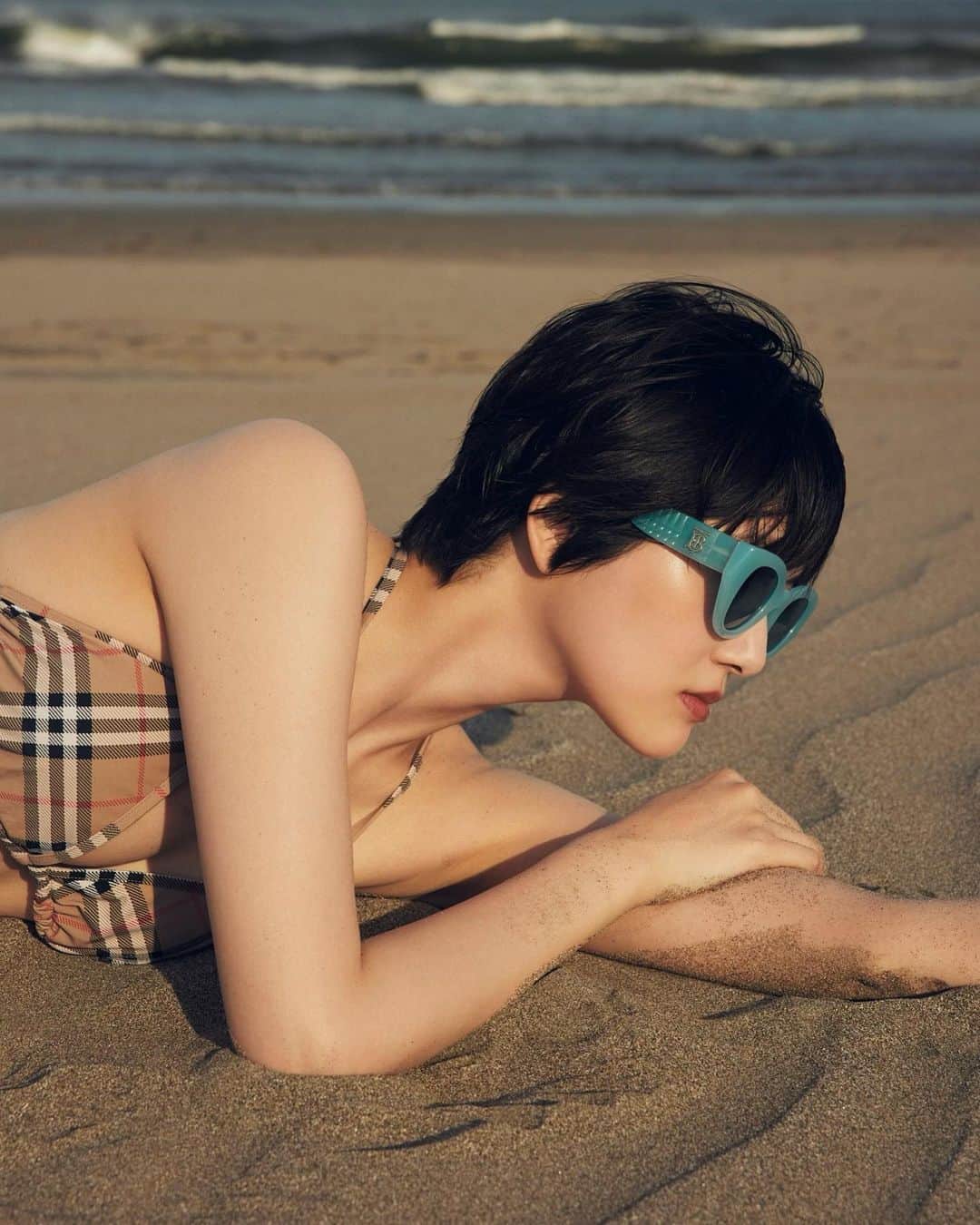 新井貴子のインスタグラム：「🕶️🩵  Photo: @teruohorikoshi  Styling: @ayumi6316  Hair: @koichi_nishimura_  Makeup: @tamayoyamamoto  Realization: @gkgkmgmg   @burberry for @ellejapan」