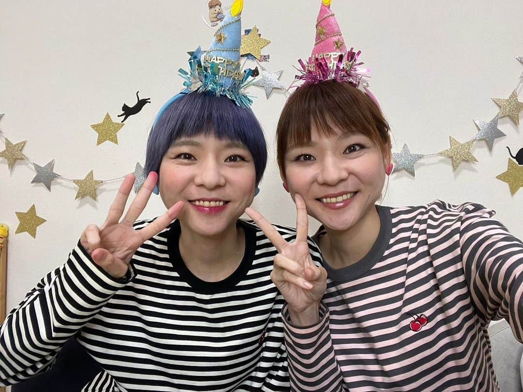 かこさんのインスタグラム写真 - (かこInstagram)「32歳になりました！！たくさん笑顔で過ごせるといいな。 支えてくださる全ての方々に感謝です。あこいつもありがとう🫶🏻 誕生日なのでホールケーキ🎂それとピースケーキをたくさん買ってホールケーキにしました🍰✨ #はらぺこツインズ #双子 #大食い #銀座コージーコーナー #コージーコーナー #kirsh」8月3日 13時55分 - harapeko__kako