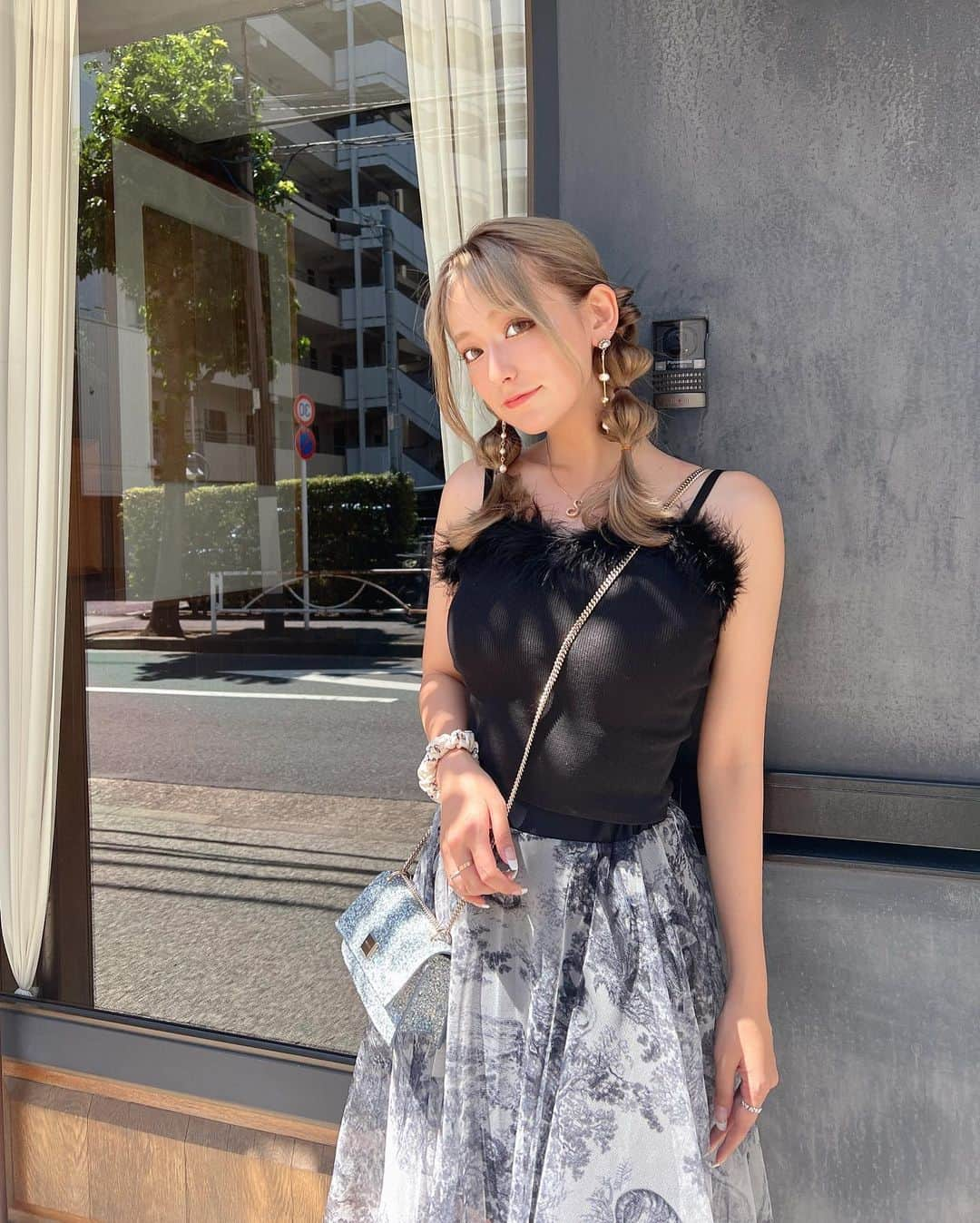 和栗汐里さんのインスタグラム写真 - (和栗汐里Instagram)「𝑇𝑂𝐷𝐴𝑌👗  たまにこうゆうかわいい服 着たくなるんだよね♡♡  skirt and tops ( @avectoi_official_ )  あやちゃんのブランドだから 女の子の可愛らしさ全開♡♡ シースルーのスカートは動きが出てかわいいし 胸元のふァーがついたキャミも好き🩷  @aneageha の撮影帰りに へあめしてもらってはぴ💇🏼‍♀️ @sin_hairmake Thank you🫶🏻🍒  #avectoi #シースルースカート #オリエンタルクラシカルエアリースカート #ファー #ファートップス #モノトーン #モノトーンコーデ #モノトーン」8月3日 13時59分 - shipi0520