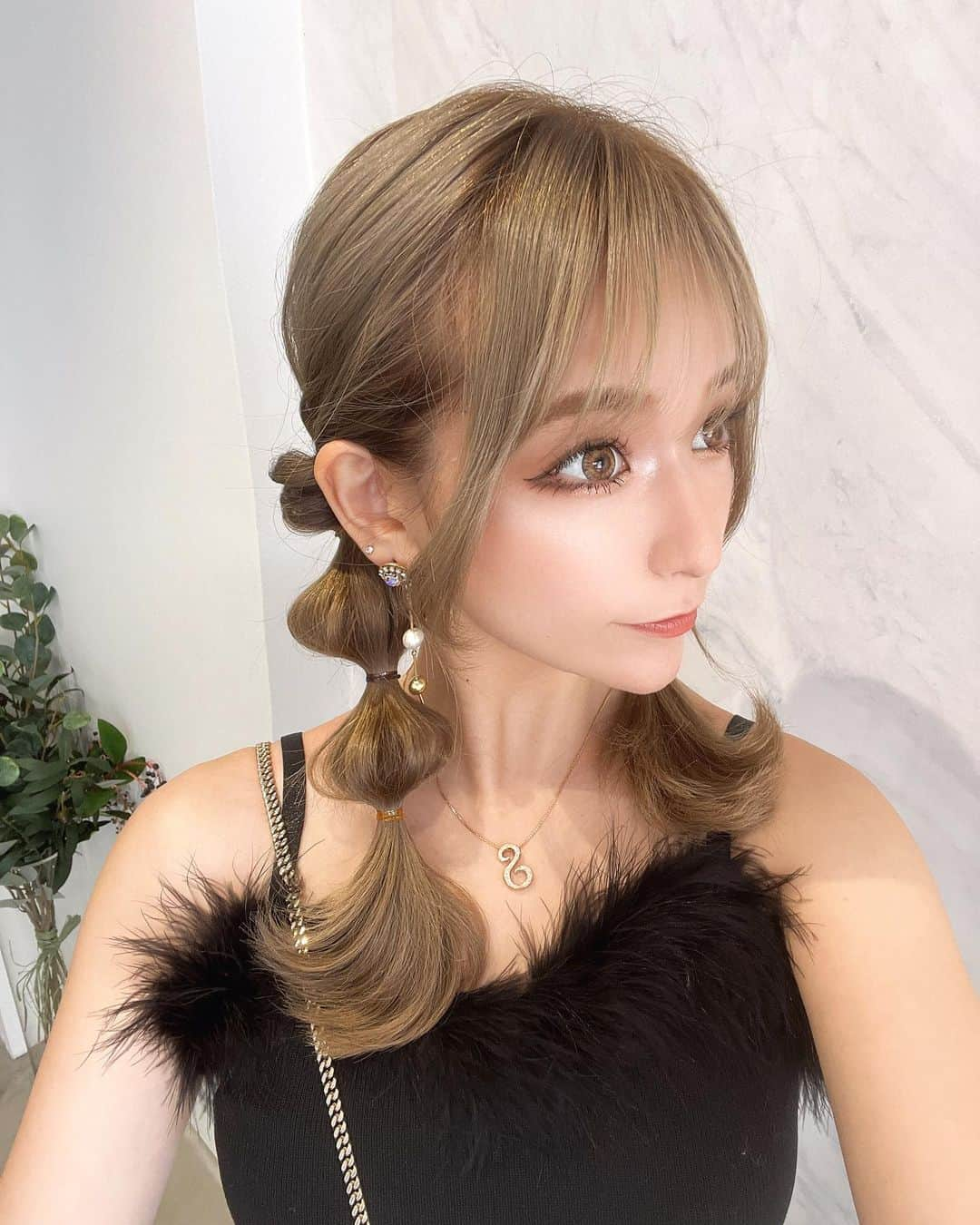 和栗汐里さんのインスタグラム写真 - (和栗汐里Instagram)「𝑇𝑂𝐷𝐴𝑌👗  たまにこうゆうかわいい服 着たくなるんだよね♡♡  skirt and tops ( @avectoi_official_ )  あやちゃんのブランドだから 女の子の可愛らしさ全開♡♡ シースルーのスカートは動きが出てかわいいし 胸元のふァーがついたキャミも好き🩷  @aneageha の撮影帰りに へあめしてもらってはぴ💇🏼‍♀️ @sin_hairmake Thank you🫶🏻🍒  #avectoi #シースルースカート #オリエンタルクラシカルエアリースカート #ファー #ファートップス #モノトーン #モノトーンコーデ #モノトーン」8月3日 13時59分 - shipi0520