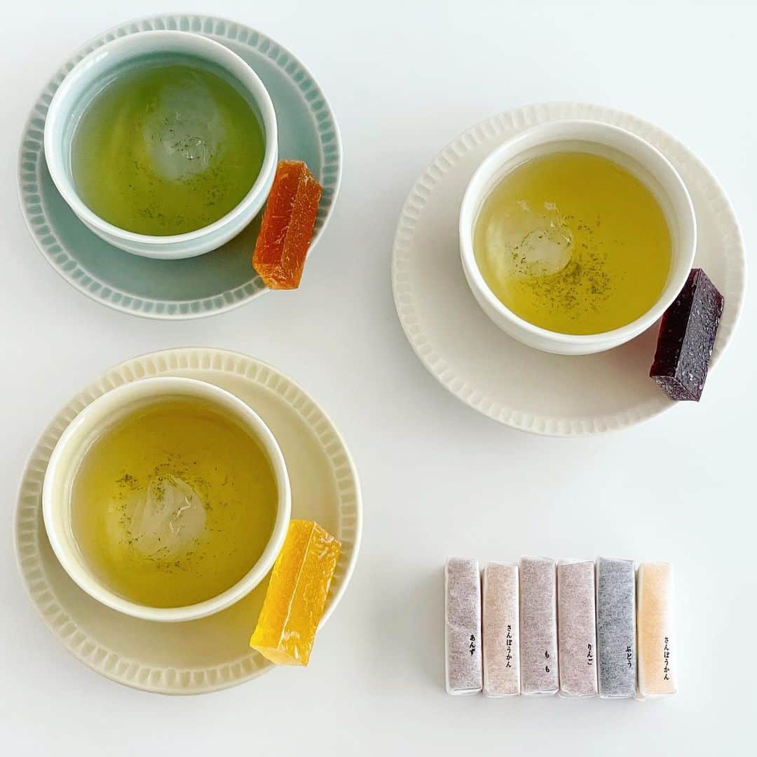福田里香のインスタグラム：「私が器を使うならvol.28 「ニュアンスカラーの茶器と果物ゼリー」  @senchado_tokyo オンラインの 「読みもの」からご覧いただけます。  #萩原千春 さんのニュアンスカラーの 茶器の正式な組み合わせは 「同色の茶碗と受け皿」ですが 2枚目の画像のように 3色を好みの組み合わせに 入れ替えてもかわいい。  夏のお茶受けのおすすめは 長野銘菓「みすゞ飴」。 和紙に筆文字で「みすゞ飴」と 印刷された巻き紙で包んだタイプが あるのをご存知ですか？  半透明の和紙から透けるみすゞ飴は 絶妙な色合いのニュアンスカラーです。 #包装までが製菓です   お茶や器の購入方法もご案内します。 ぜひ最後までご覧ください。　 @senchado_tokyo  編集•デザイン　神 まどかさん @shenmadoka  #煎茶堂東京」