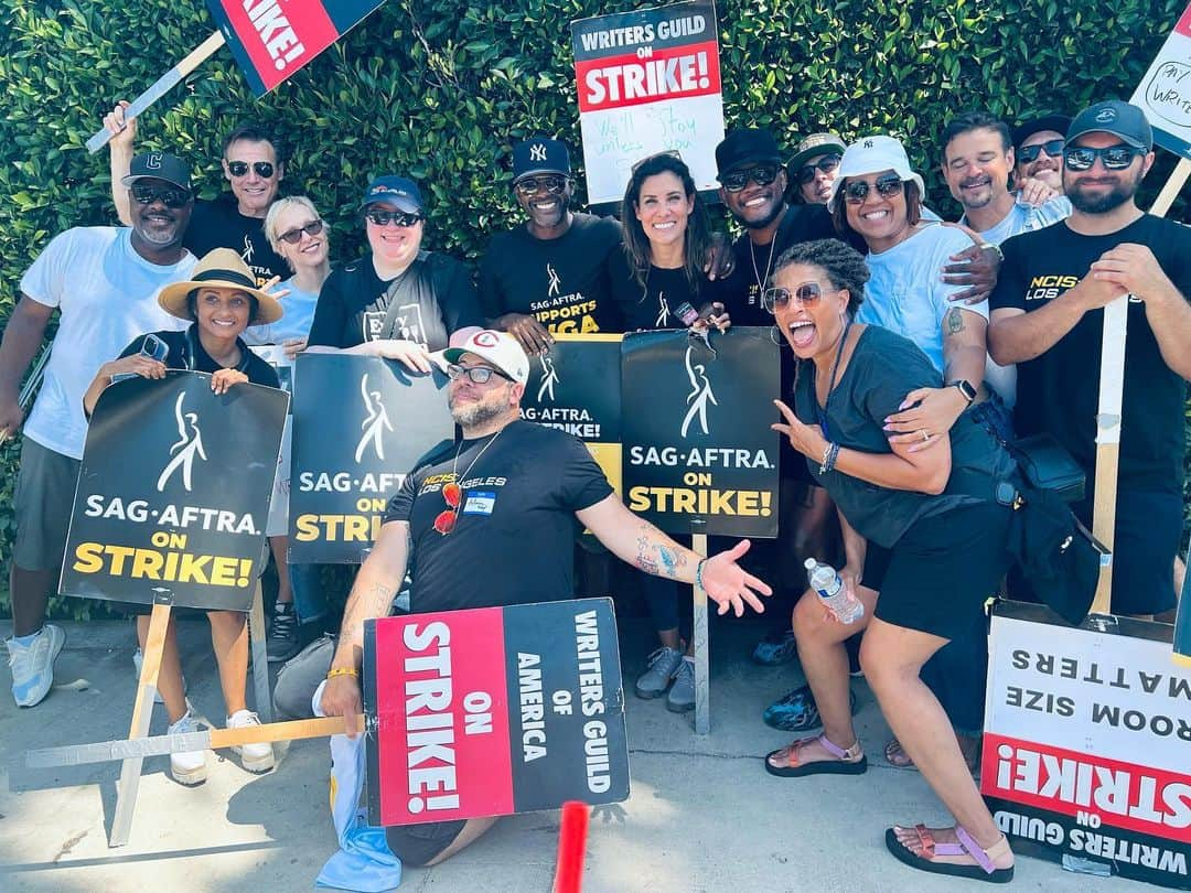 ダニエラ・ルーアさんのインスタグラム写真 - (ダニエラ・ルーアInstagram)「Today was strong and necessary. To all the @iatse & @dga members and supporters of @wgastrikeunite & @sagaftra I am so grateful to have walked alongside all of you today. Saw so many people I have loved for over 14 years coming together again in strength ♥️ . Hoje fomos com força e necessidade. Aos membros do #iatse e #dga e apoiantes da greve de escritores e artistas em frente das câmaras, tenho muito orgulho por ter andado lado a lado convosco hoje. Vi tanta gente que adoro há mais de 14 anos a juntarem-se mais uma vez com força ♥️   #unite #strike #sagaftra #wga」8月3日 14時05分 - danielaruah