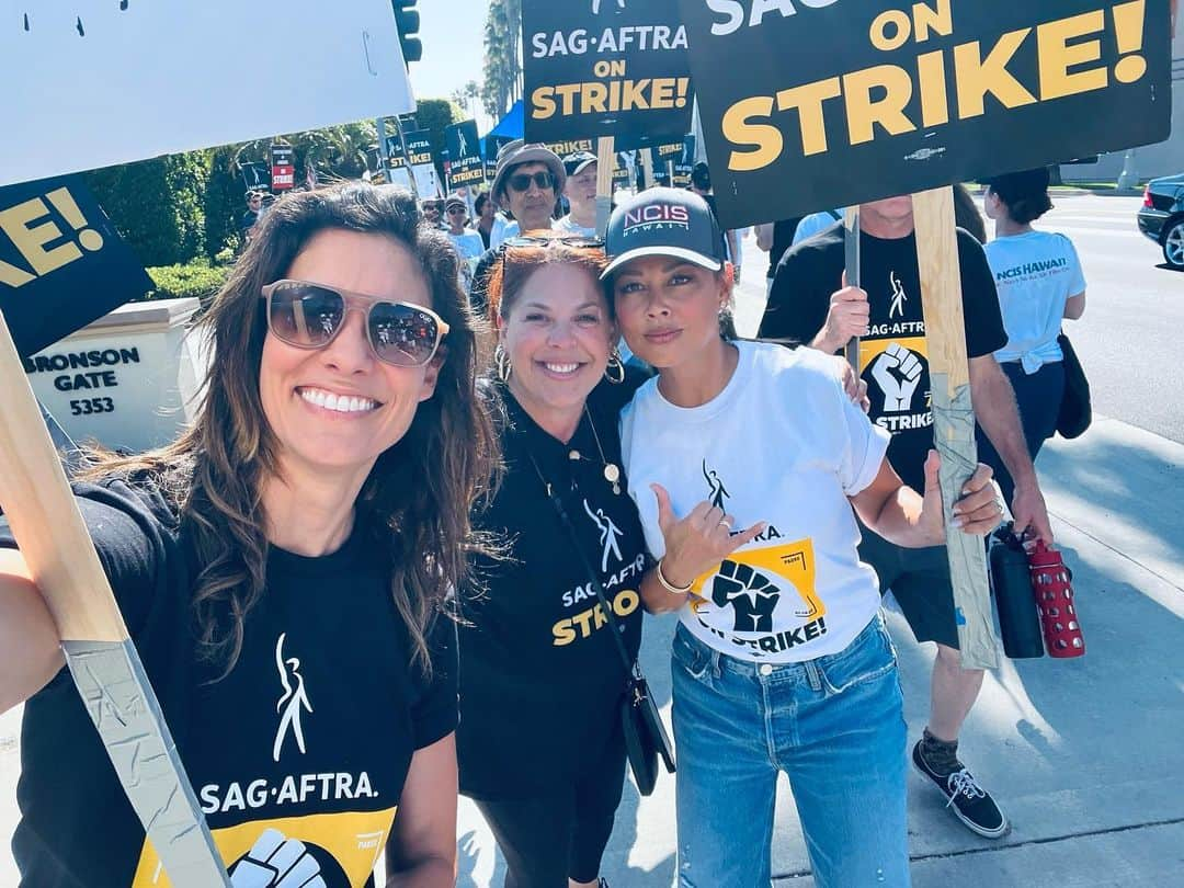 ダニエラ・ルーアさんのインスタグラム写真 - (ダニエラ・ルーアInstagram)「Today was strong and necessary. To all the @iatse & @dga members and supporters of @wgastrikeunite & @sagaftra I am so grateful to have walked alongside all of you today. Saw so many people I have loved for over 14 years coming together again in strength ♥️ . Hoje fomos com força e necessidade. Aos membros do #iatse e #dga e apoiantes da greve de escritores e artistas em frente das câmaras, tenho muito orgulho por ter andado lado a lado convosco hoje. Vi tanta gente que adoro há mais de 14 anos a juntarem-se mais uma vez com força ♥️   #unite #strike #sagaftra #wga」8月3日 14時05分 - danielaruah