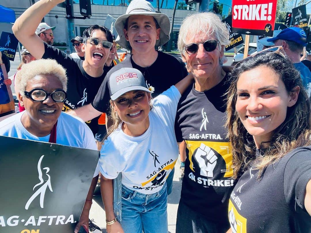 ダニエラ・ルーアのインスタグラム：「Today was strong and necessary. To all the @iatse & @dga members and supporters of @wgastrikeunite & @sagaftra I am so grateful to have walked alongside all of you today. Saw so many people I have loved for over 14 years coming together again in strength ♥️ . Hoje fomos com força e necessidade. Aos membros do #iatse e #dga e apoiantes da greve de escritores e artistas em frente das câmaras, tenho muito orgulho por ter andado lado a lado convosco hoje. Vi tanta gente que adoro há mais de 14 anos a juntarem-se mais uma vez com força ♥️   #unite #strike #sagaftra #wga」