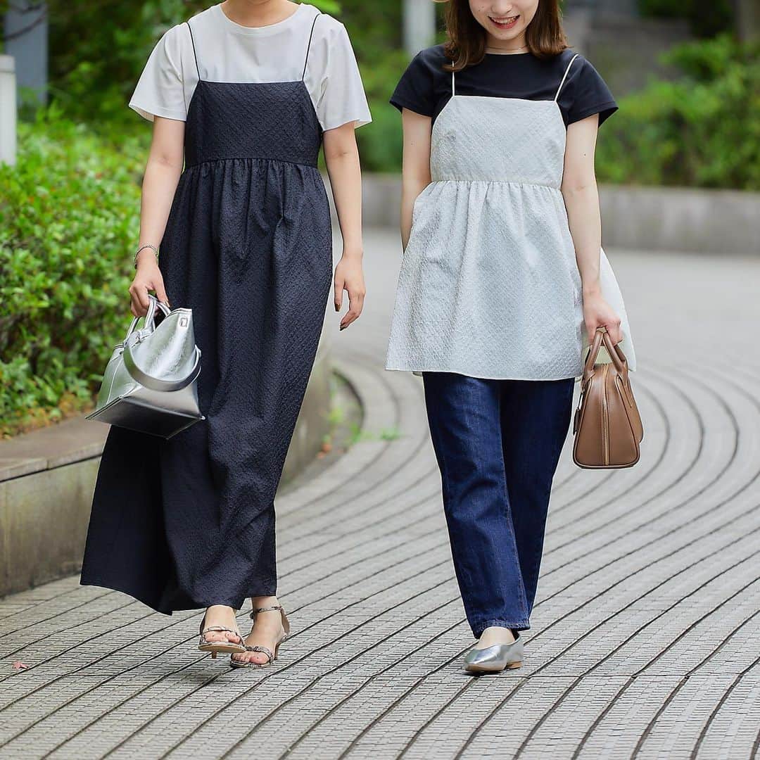 green label relaxingさんのインスタグラム写真 - (green label relaxingInstagram)「今欲しいのは、夏から秋まで使えるレイヤードアイテム！ ポコポコとした表面感のある素材と華奢なストラップがポイントの新作が登場🤍🖤   ✔レイヤードで着回し自由！メリハリシルエットのキャミソール ✔ふんわりボリューム感のあるシルエットが印象的なキャミワンピース  ボンディング加工によって独特なハリ感がある素材が、綺麗なシルエットを生み出しています。 夏はノースリーブやキャミソール、秋口には長袖カットソーやブラウスなどのレイヤードを楽しめるので、シーズン問わず活躍してくれます✨  ▪︎ナイロン タフタ キャミソール ¥9,900(税込) No.36161051974   ▪︎ナイロン タフタ キャミソール ワンピース ¥13,200(税込) No.36261053128  #greenlabelrelaxing  #グリーンレーベルリラクシング   #キャミワンピ #キャミワンピース #キャミソール #キャミ #バックシャン #キャミトップス #モノトーン #モノトーンコーデ #サマーブラック #大人カジュアルコーデ #大人カジュアルコーデきれいめコーデ #大人カジュアルスタイル #秋服コーデ #大人フェミニン #大人フェミニンコーデ #フェミニンカジュアル #フェミニントップス」8月3日 14時05分 - ua_greenlabel