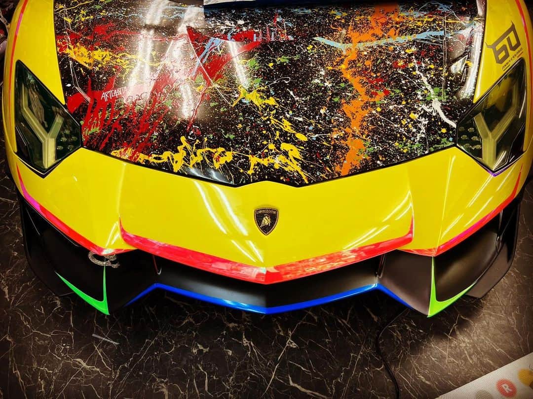 諸星伸一のインスタグラム：「⭐️アクセントライン⭐️  カワトンにお任せしてます。  いったいどーなるのか...w  #lamborghini #ランボルギーニ #morohoshi #諸星伸一 #fightingstar #ファイティングスター #fsbk #世界最強モロックマ #世界最強諸星一家 #諸星一家 #powercraft  #lexani #lexanijapan #rockford #tokyo #japan」