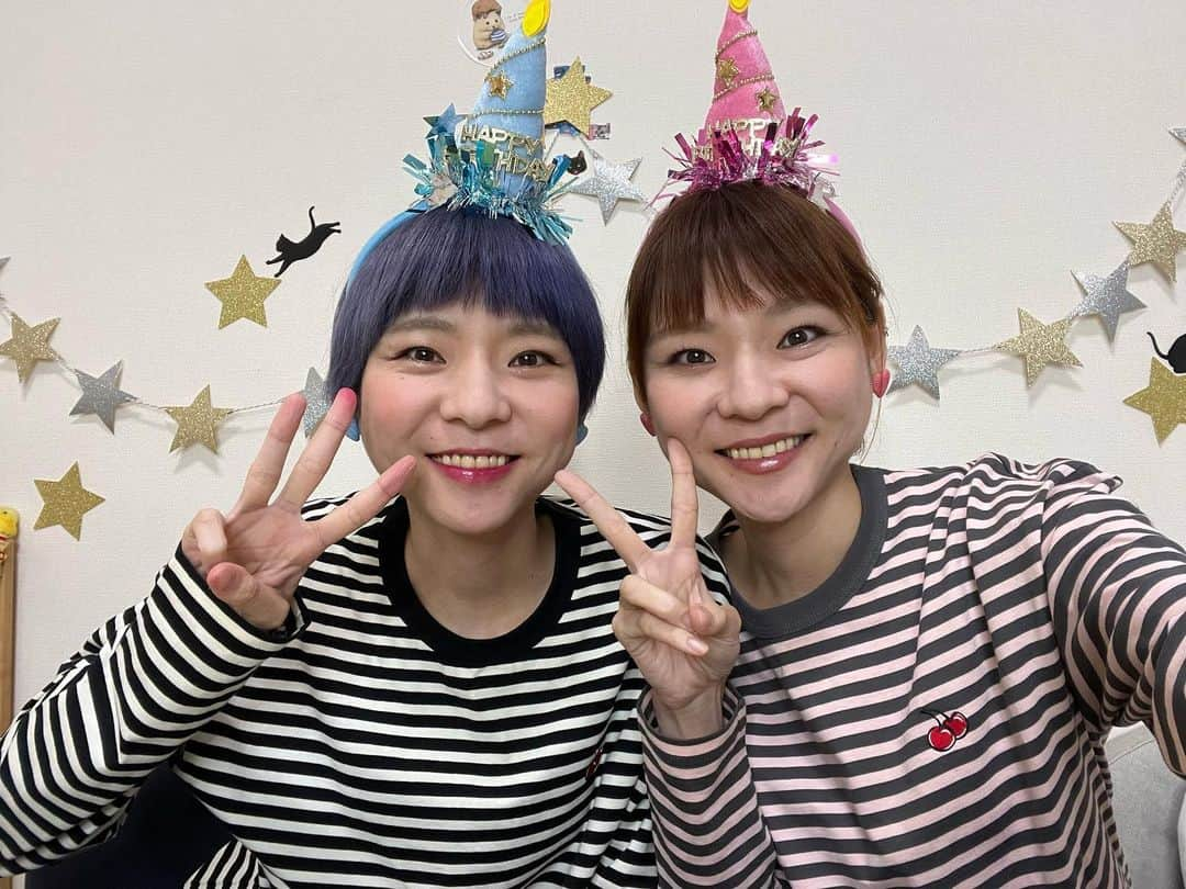 あこさんのインスタグラム写真 - (あこInstagram)「32歳になりました！！ みんなのおかげで自分のことを少しでも好きになれて、いつも応援してくれて支えてくれてありがとうの気持ちでいっぱいです！みんないつも本当にありがとう😭✨  お母さん、産んでくれてありがとう。お母さんが世界で一番好き！！ そして産まれてから今まで32年間ずっと一緒のかこ。もう影分身みたいな存在。息づかいでお互いの気分が分かるくらいwww ケンカもたくさんするけどかこのおかげでやってこれて2人でこうして活動できて本当に良かった！いつも本当に本当にありがとう！お母さんのことも大好きやけどかこのことも大好きなので世界で一番好きな人は同率でお母さんとかこです。これからもよろしくね！  ぺこずのみんなもいつもたくさんパワーをくれて私たちが頑張れる存在のひとつです。ぺこずのみんながおってくれるから頑張れる。そしてここまでこれた。これからもずっとぺこずのみんなと一緒に過ごしていきたいな🐿️🍒最近あまり返せてないけど、コメントやリプやDM全部拝見してます☺️いつも本当にありがとう。私たちがみんなに喜んでもらえることはなんやろう？みんなが楽しんでくれる動画はどうなのやろう？って考えながら毎日を過ごして、なかなかうまくいかずに伸び悩んでぺこずのみんなには心配ばかりかけてしまってごめんなさい。そしていつも温かい言葉をかけてくれてありがとう。みんなが私たちにかけてくれる温かい言葉は私たちがぺこずのみんなに対する気持ちと同じです！ 無理せず自分のペースで頑張っていきましょう☺️✨  今年はコージーコーナーさんのケーキをホールで食べて、ピースをホールみたいにして食べるのも夢やったからそれを叶えました！！笑 少し先になるけど動画も撮影したのでお待ちいただけたらと思います☺️💕  32歳になったはらぺこツインズをこれからもよろしくお願いします！！ #はらぺこツインズ #ケーキ」8月3日 14時06分 - harapeko__ako