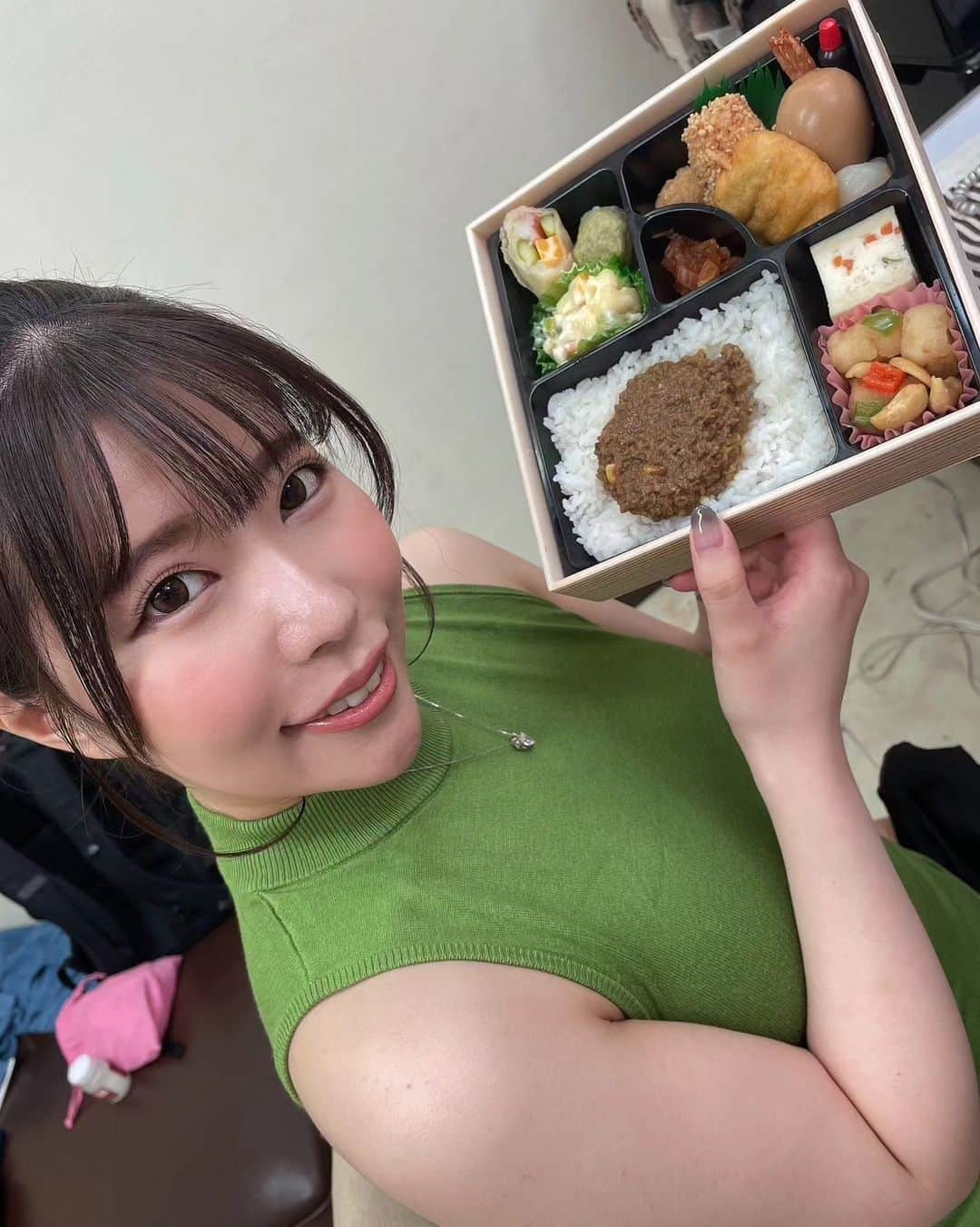 DINO（ディノ）のインスタグラム：「あやせ舞菜ちゃん暑さにもめげずお仕事がんばっております🍱 #あやせ舞菜 #でぃの弁 #オフショット #ロケ弁 #japanesegirl  #japanesefood  #総合プロダクションdino」