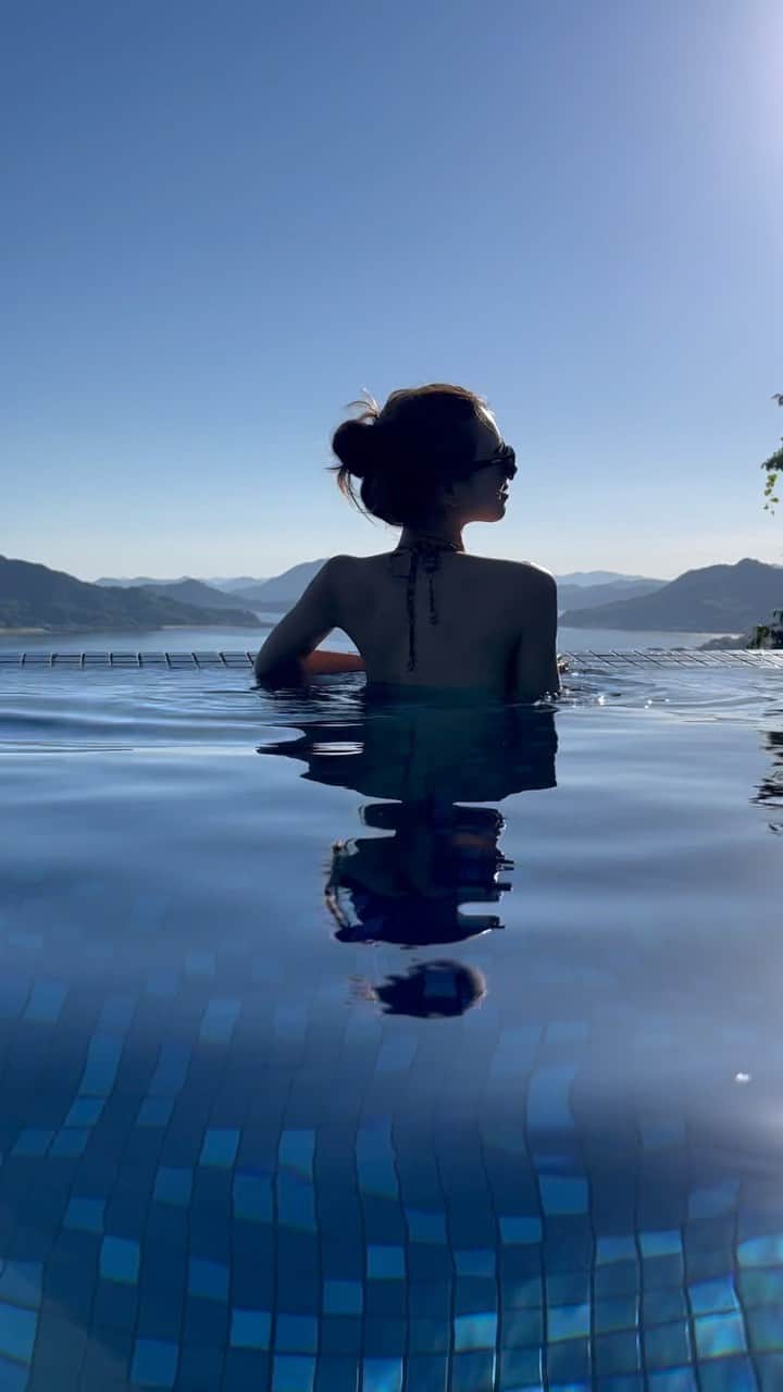 SARAのインスタグラム：「fifty shades of blue 💙 夏ーーー！瀬戸内海インフィニティプール @bellavista_jp  BellaVista はイタリア語で「良い眺め」という意味なんだよ〜 まさにこの景色に似合う名前♡」