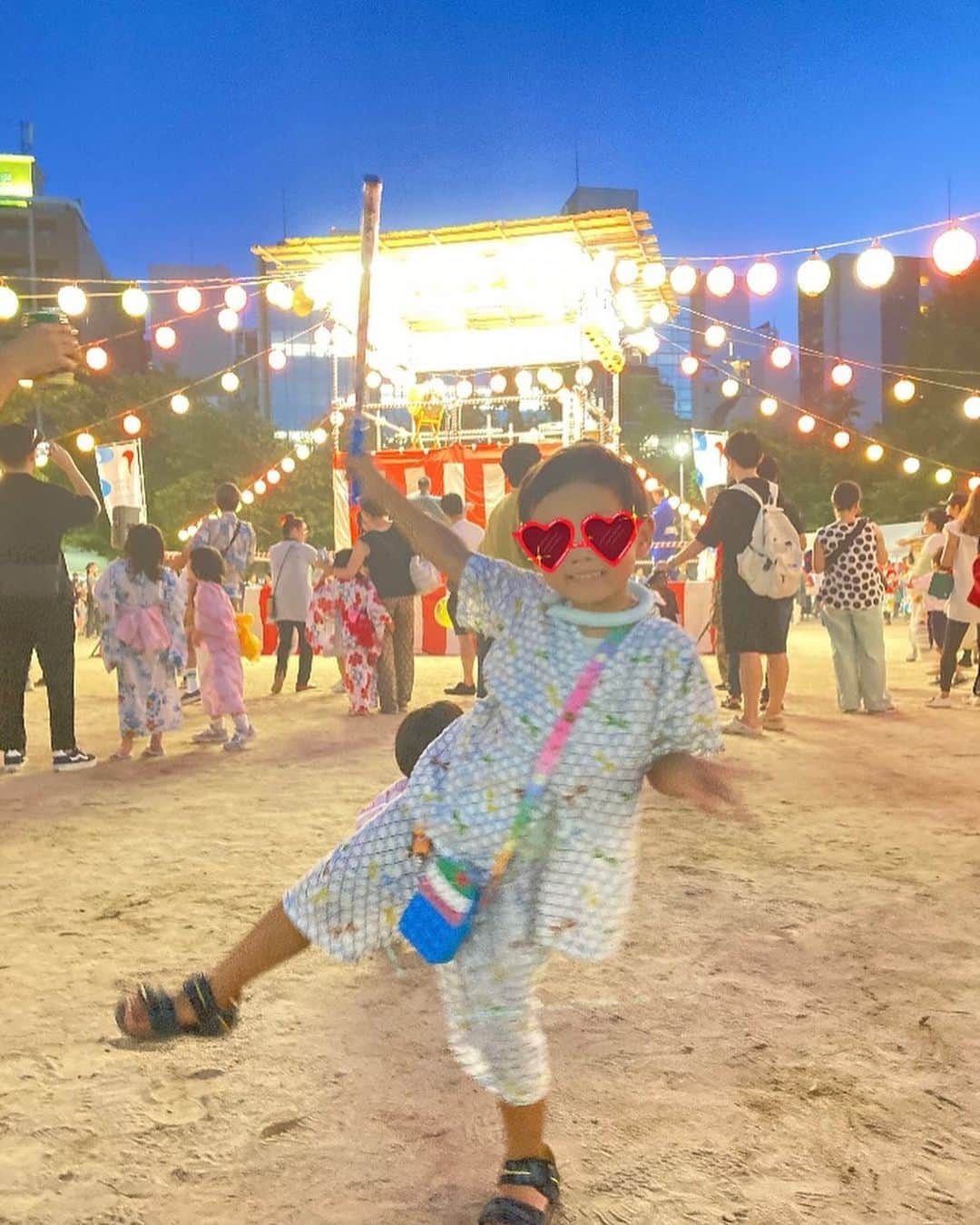 去来川奈央さんのインスタグラム写真 - (去来川奈央Instagram)「. 盆踊り🍉  踊りの輪に入らせてもらうも 高度でスピーディーで！ 全然ついていけず😂 ひー！こんなに難しかったっけ？笑  4歳児は はじめての #わたがし 🍬 想像以上の大きさに  👦えー！これ食べていいの！？と  目を輝かせながら お店のおじさんに聞いてました💭  #盆踊り #夏祭り #お祭り #縁日 #甚平キッズ #わたあめ #夏のおもいで」8月3日 14時27分 - nao.isagawa